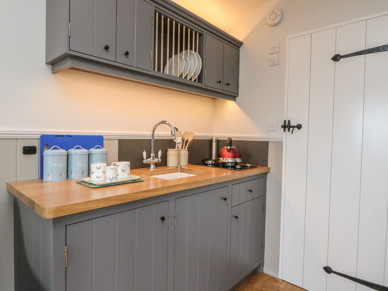 Coraldie is near Newtonmore, Highland. Single-storey shepherd's hut, ideal for a couple. Rural views