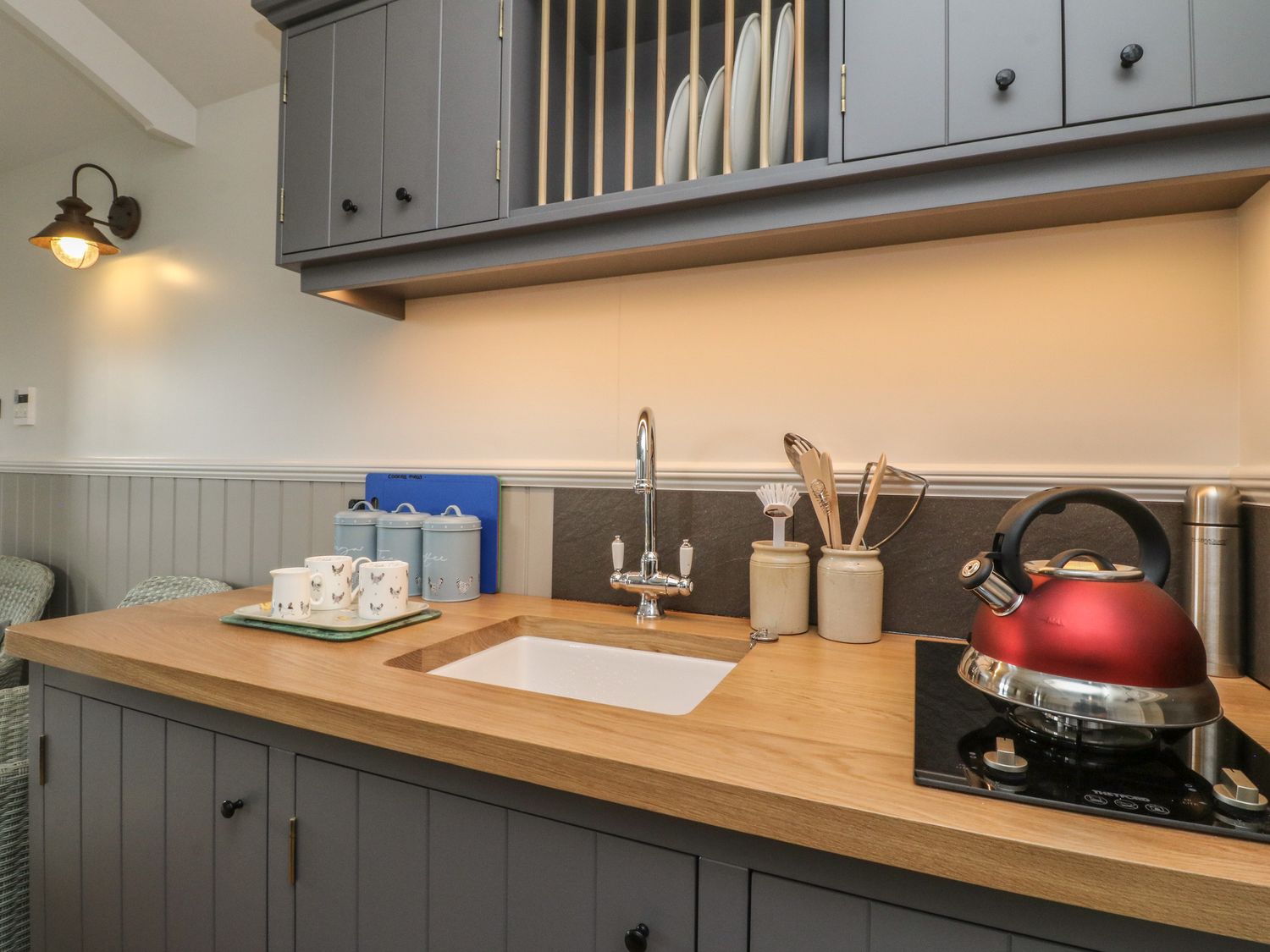 Coraldie is near Newtonmore, Highland. Single-storey shepherd's hut, ideal for a couple. Rural views