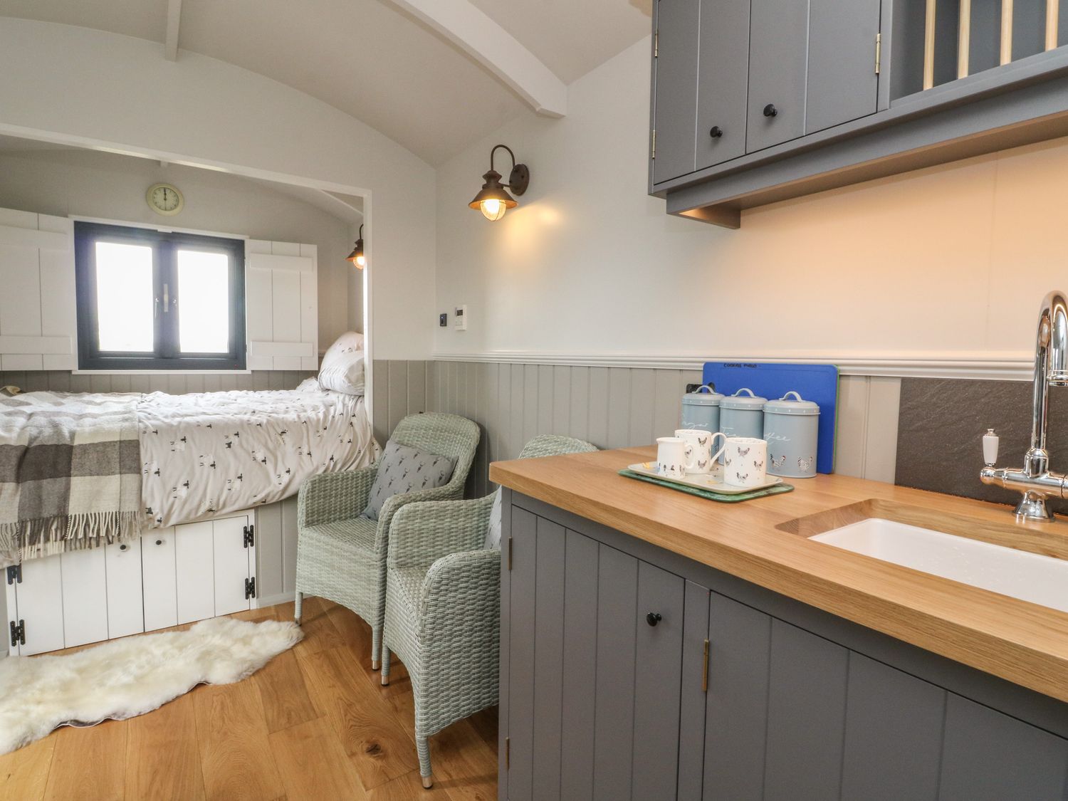 Coraldie is near Newtonmore, Highland. Single-storey shepherd's hut, ideal for a couple. Rural views