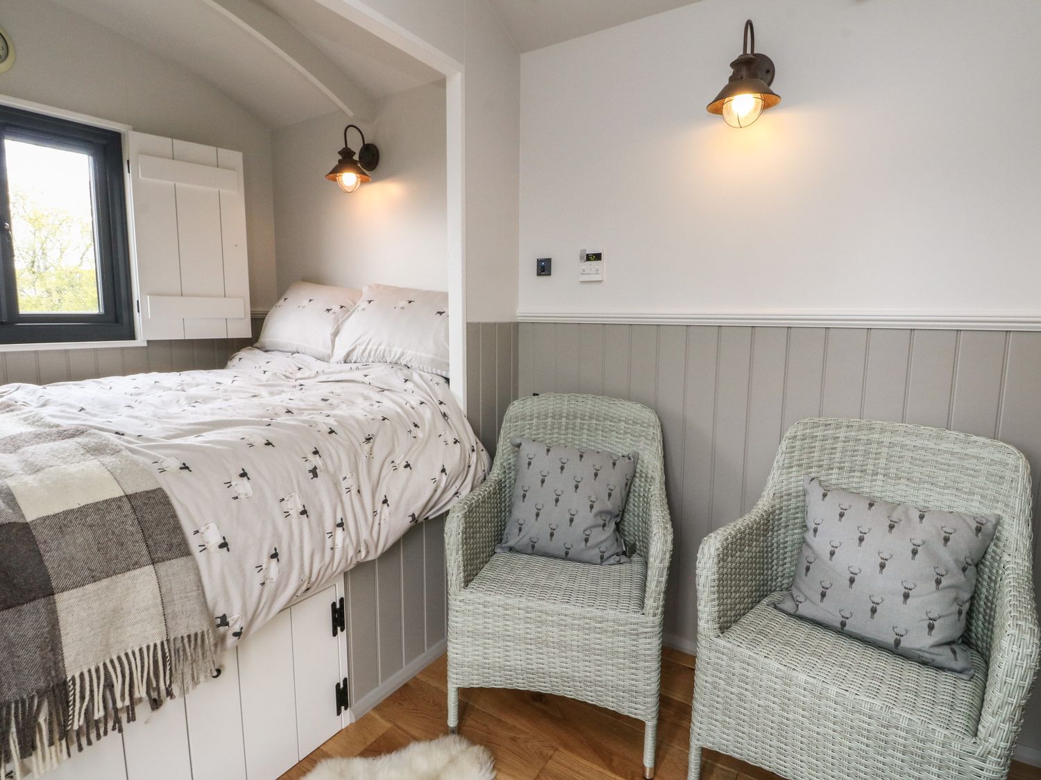 Coraldie is near Newtonmore, Highland. Single-storey shepherd's hut, ideal for a couple. Rural views