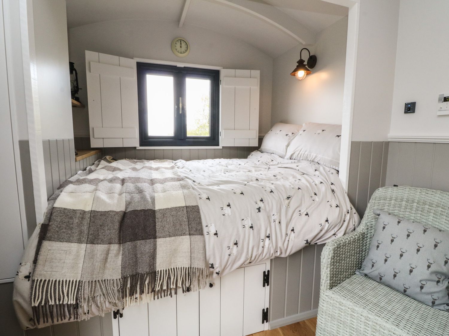 Coraldie is near Newtonmore, Highland. Single-storey shepherd's hut, ideal for a couple. Rural views