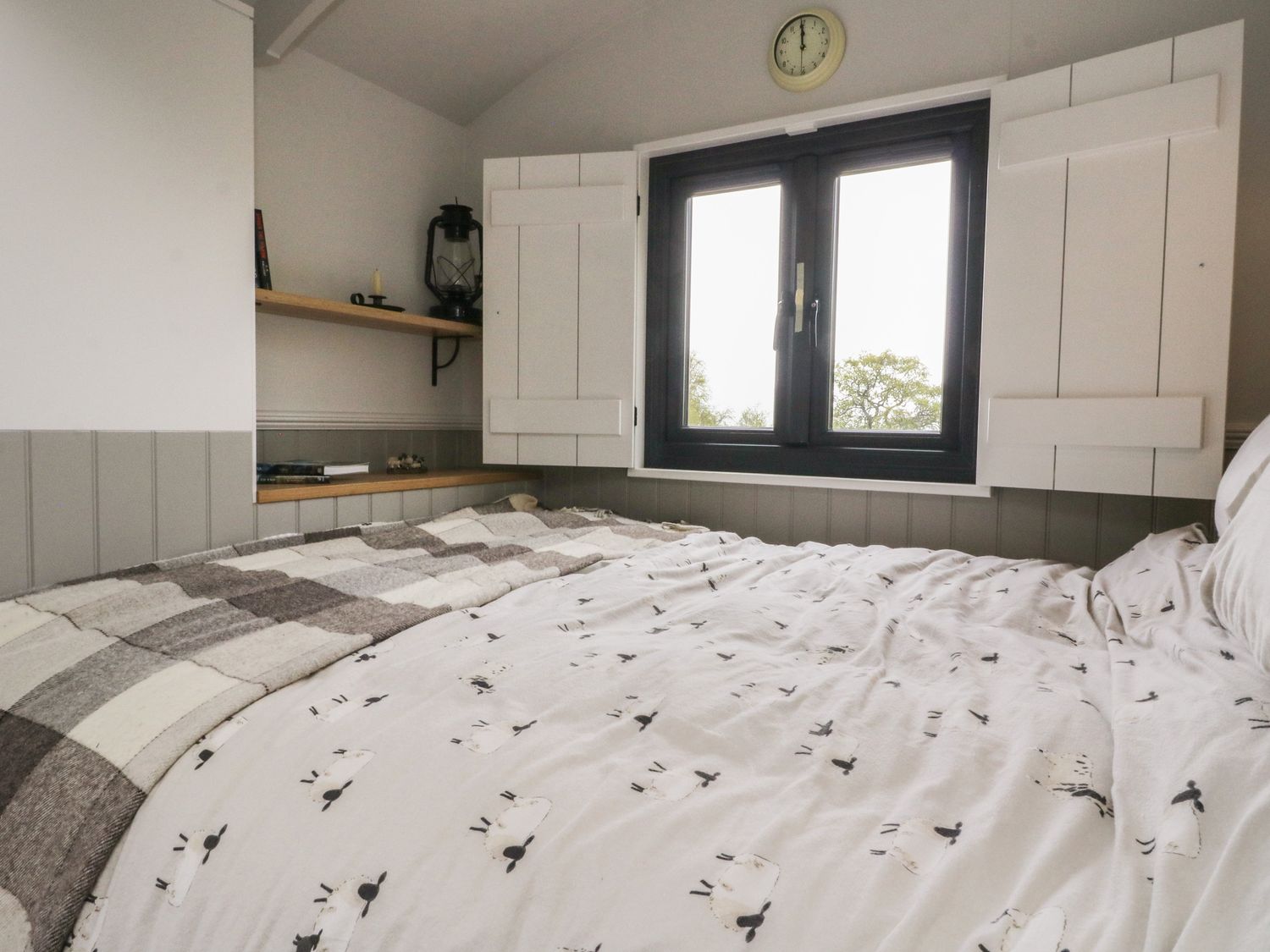 Coraldie is near Newtonmore, Highland. Single-storey shepherd's hut, ideal for a couple. Rural views