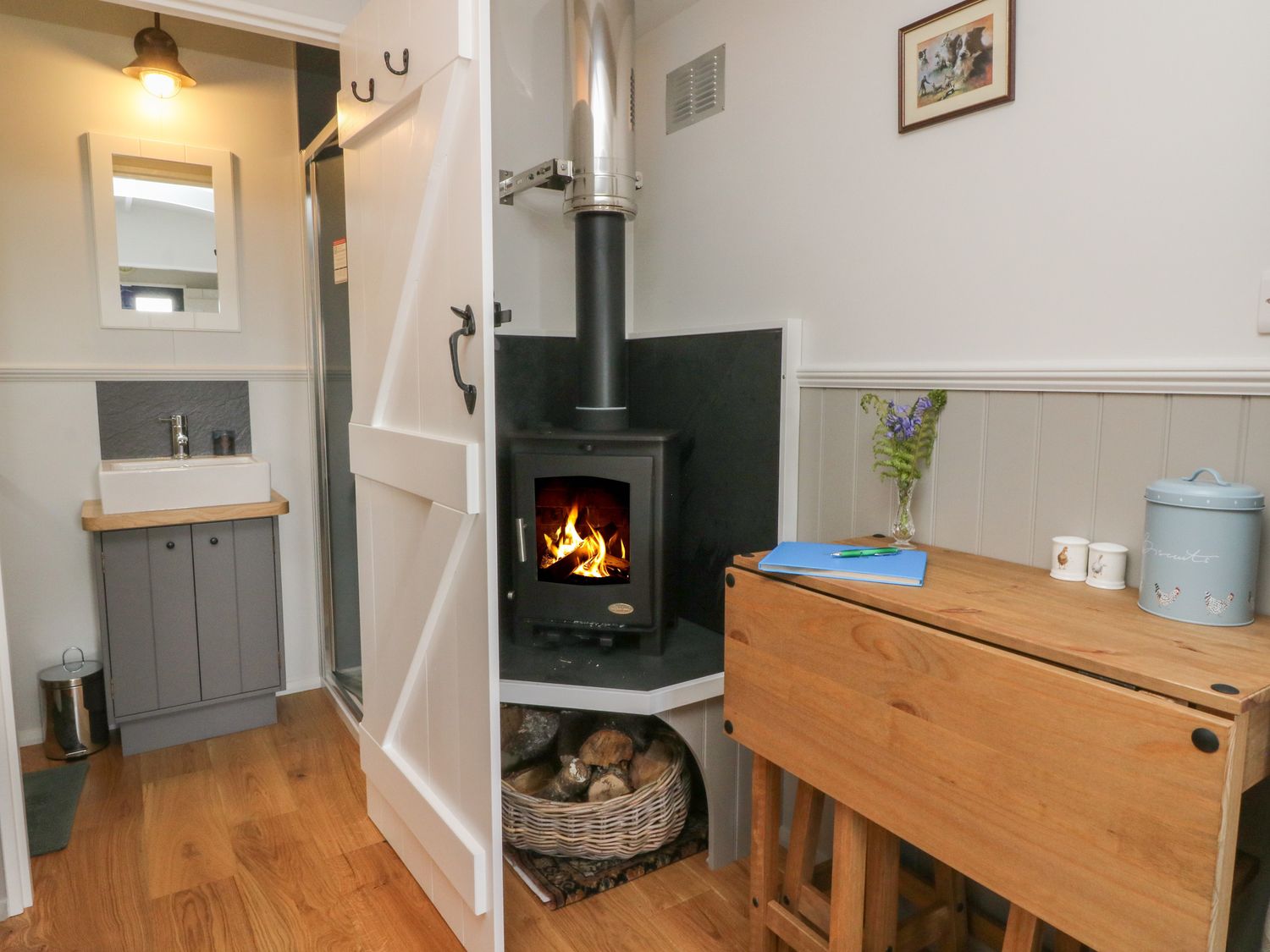 Coraldie is near Newtonmore, Highland. Single-storey shepherd's hut, ideal for a couple. Rural views