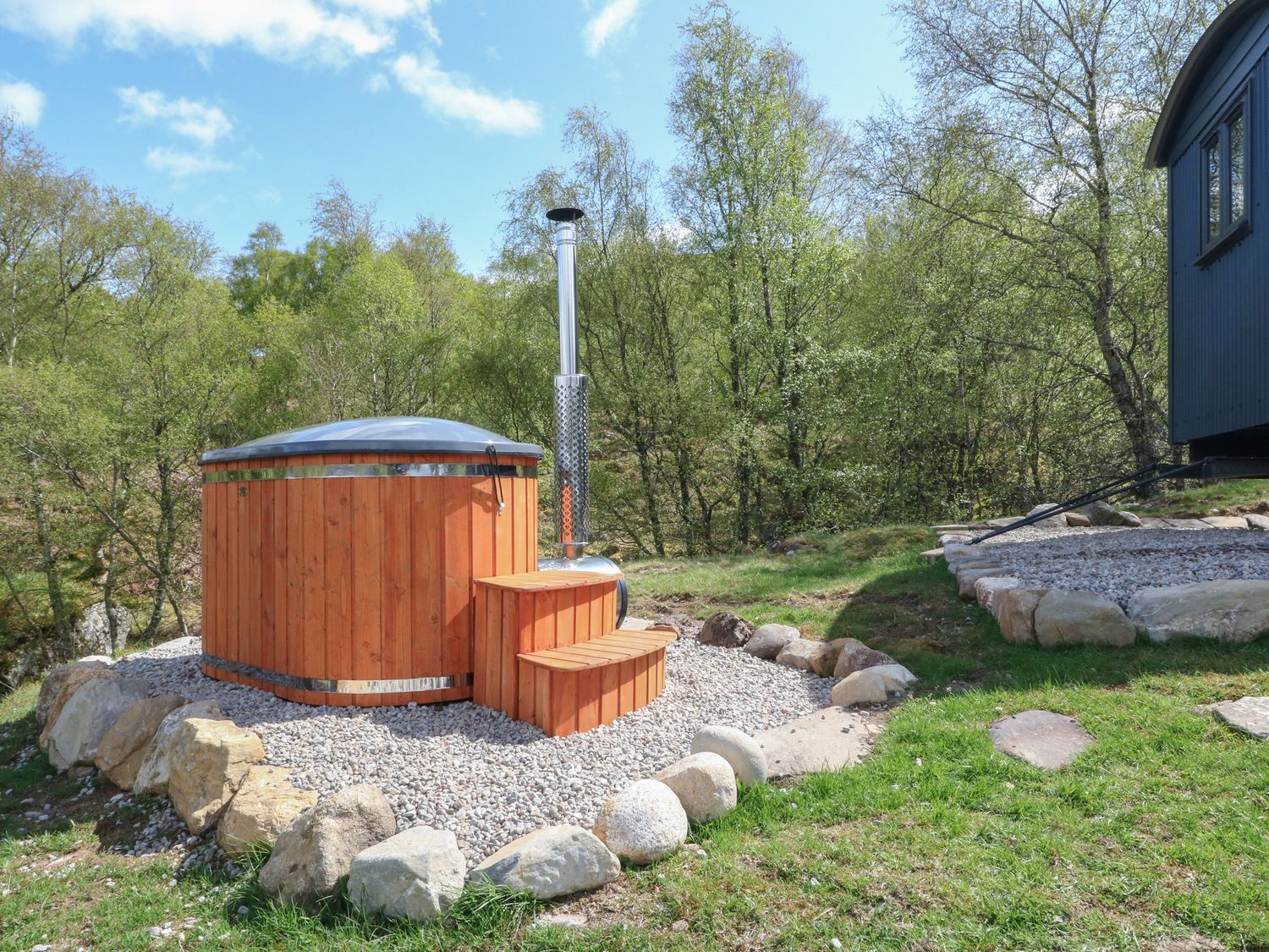 Coraldie is near Newtonmore, Highland. Single-storey shepherd's hut, ideal for a couple. Rural views