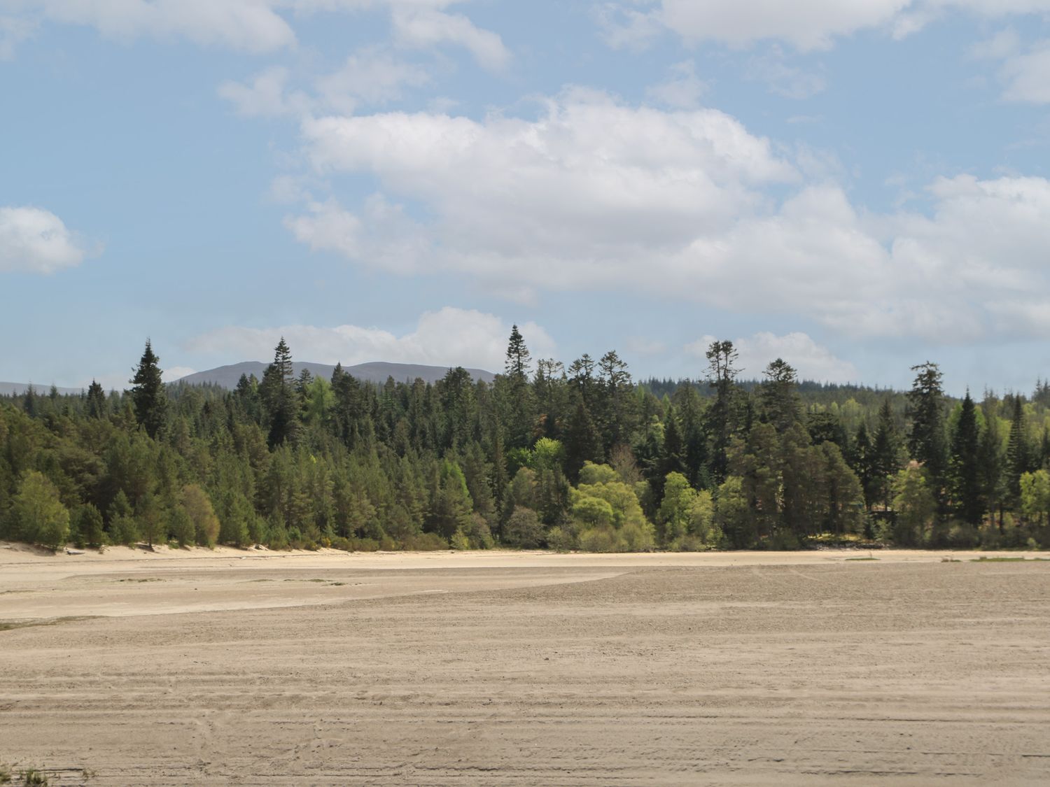 Coraldie is near Newtonmore, Highland. Single-storey shepherd's hut, ideal for a couple. Rural views