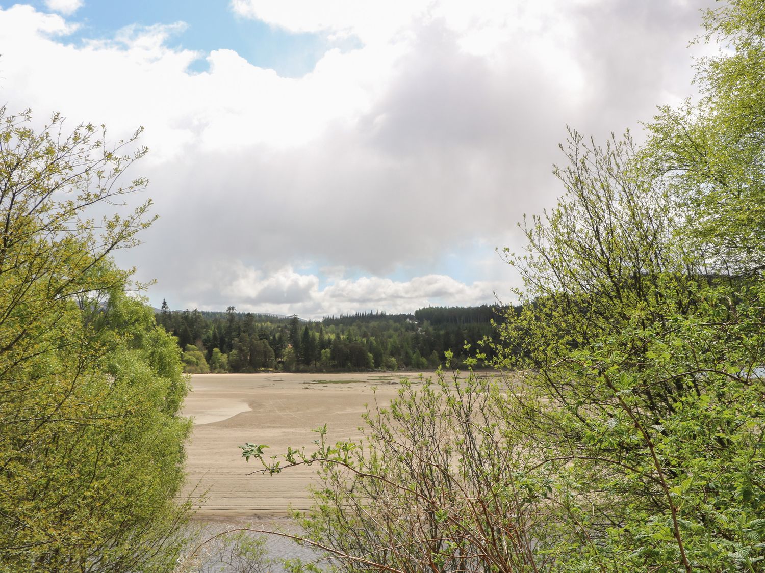 Coraldie is near Newtonmore, Highland. Single-storey shepherd's hut, ideal for a couple. Rural views