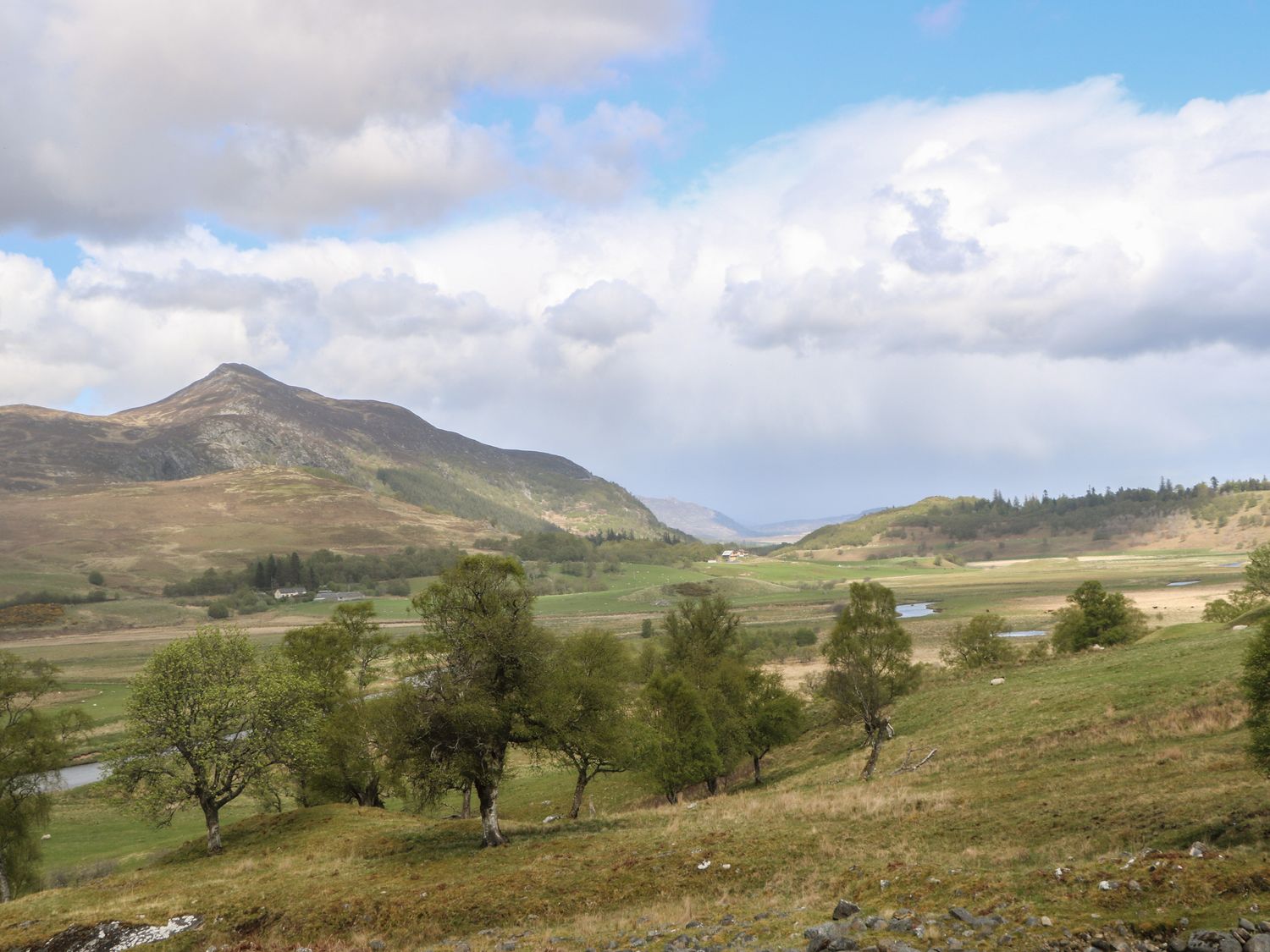 Coraldie is near Newtonmore, Highland. Single-storey shepherd's hut, ideal for a couple. Rural views
