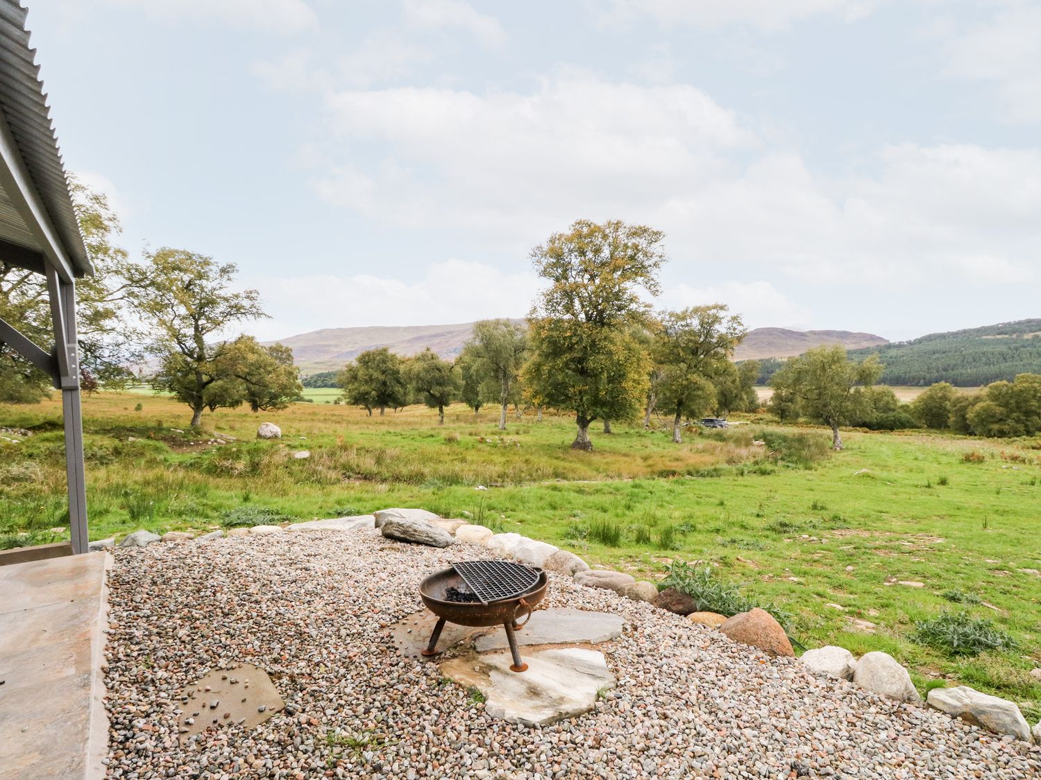 Coraldie is near Newtonmore, Highland. Single-storey shepherd's hut, ideal for a couple. Rural views