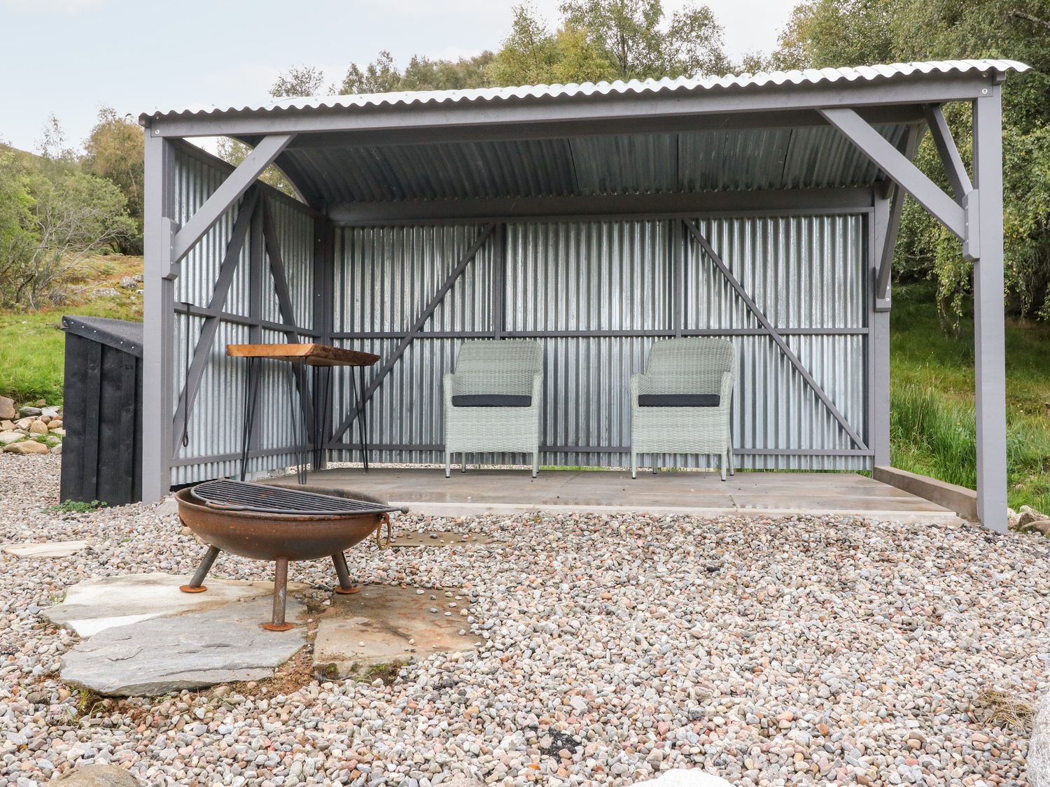 Coraldie is near Newtonmore, Highland. Single-storey shepherd's hut, ideal for a couple. Rural views