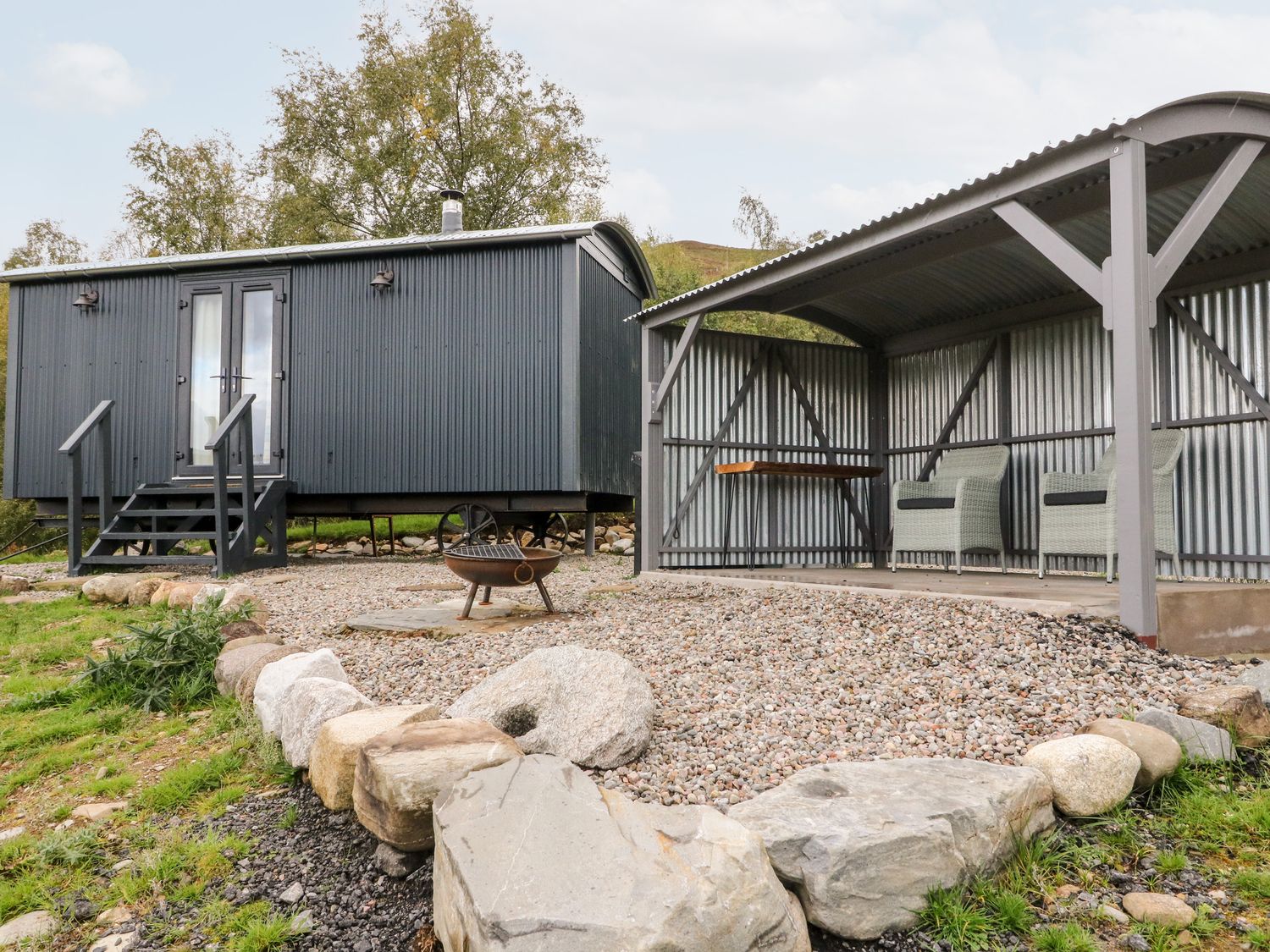 Coraldie is near Newtonmore, Highland. Single-storey shepherd's hut, ideal for a couple. Rural views