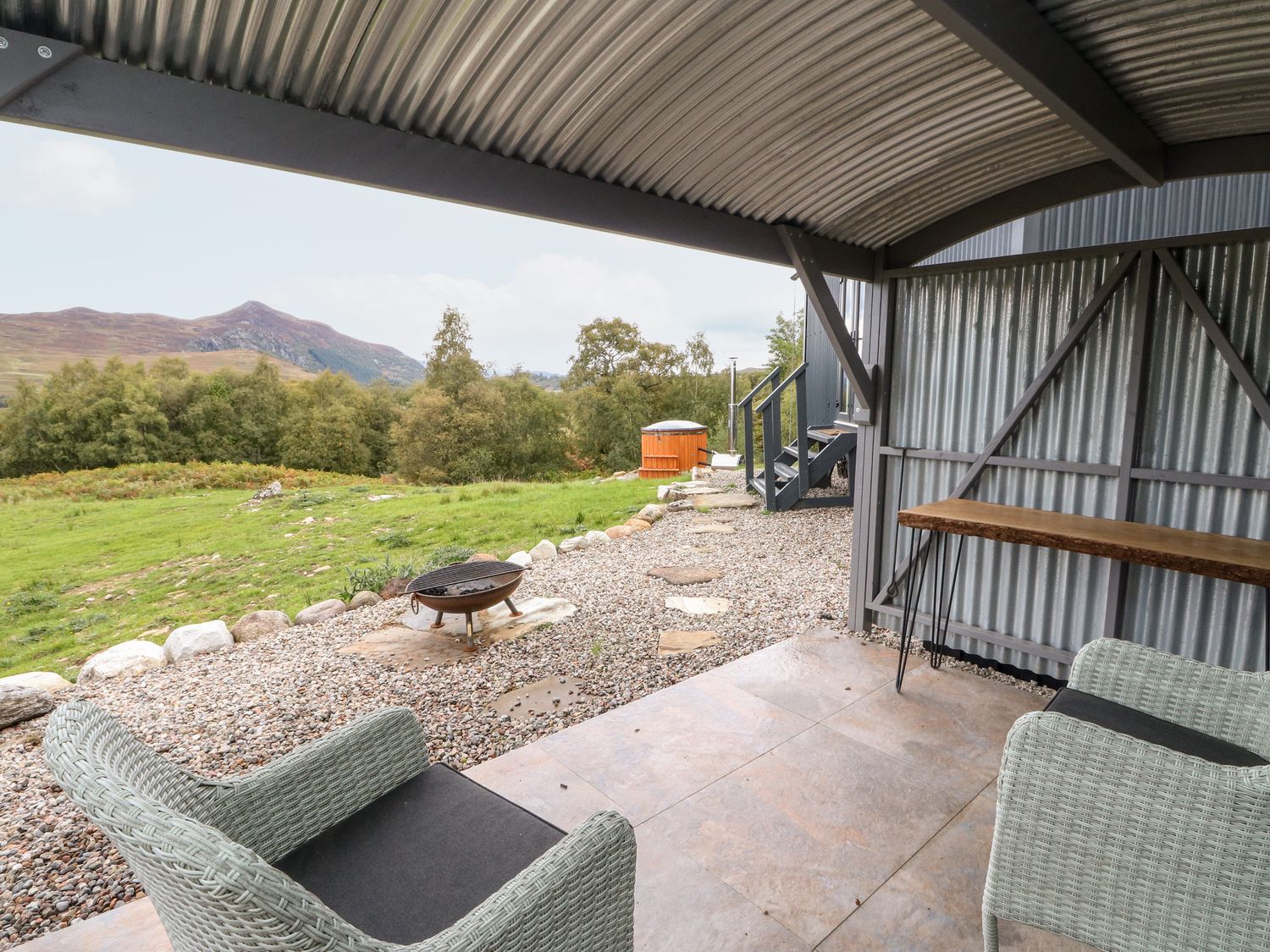 Coraldie is near Newtonmore, Highland. Single-storey shepherd's hut, ideal for a couple. Rural views