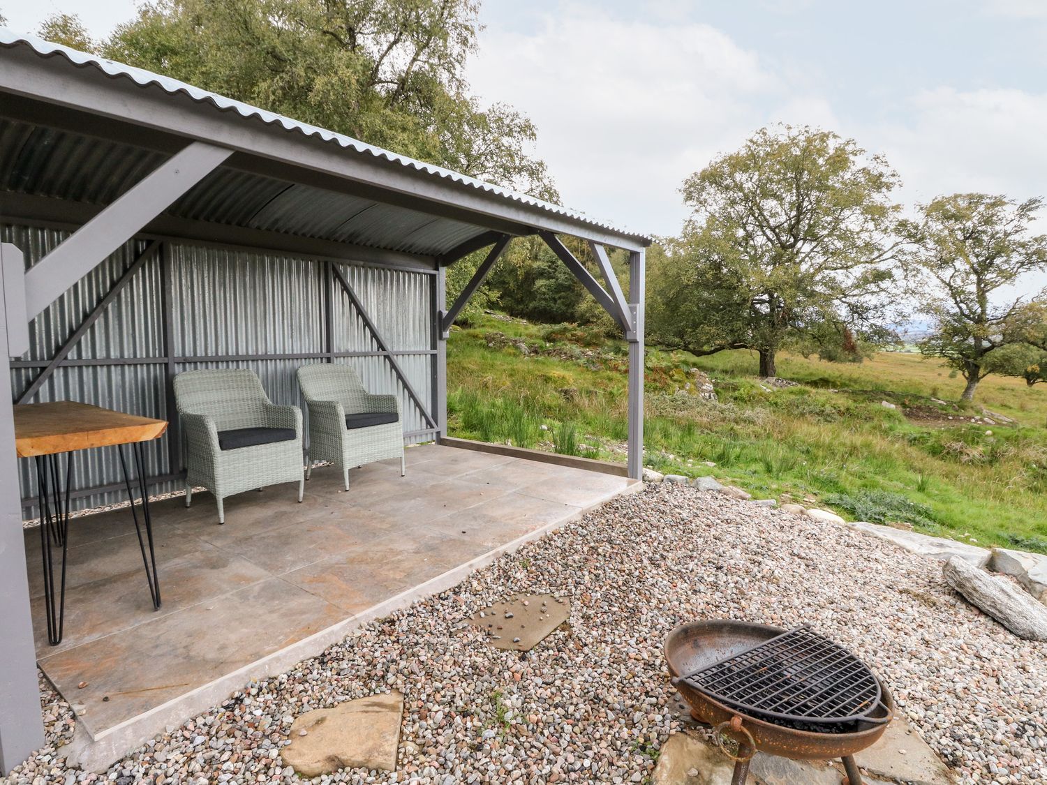 Coraldie is near Newtonmore, Highland. Single-storey shepherd's hut, ideal for a couple. Rural views