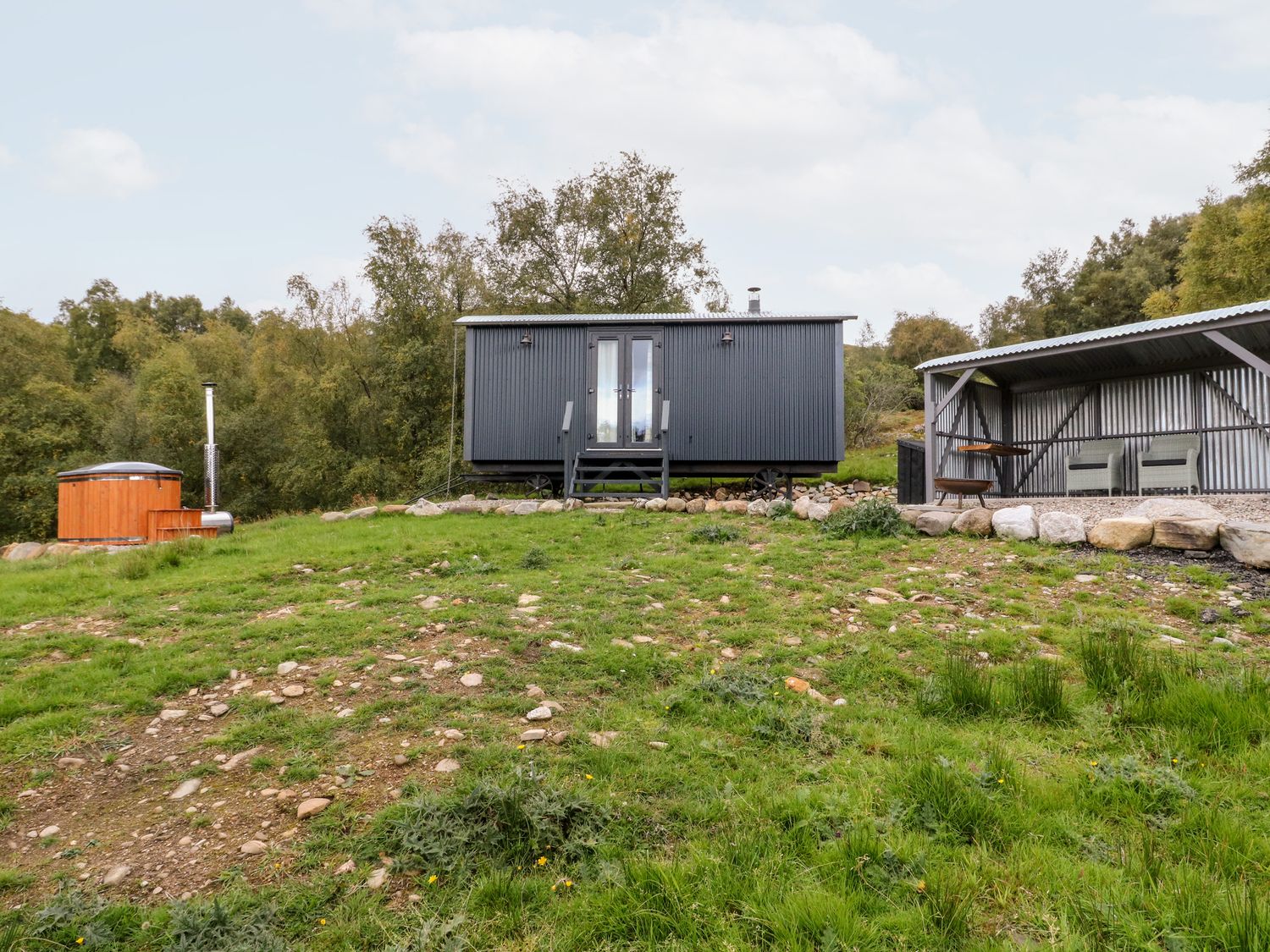 Coraldie is near Newtonmore, Highland. Single-storey shepherd's hut, ideal for a couple. Rural views