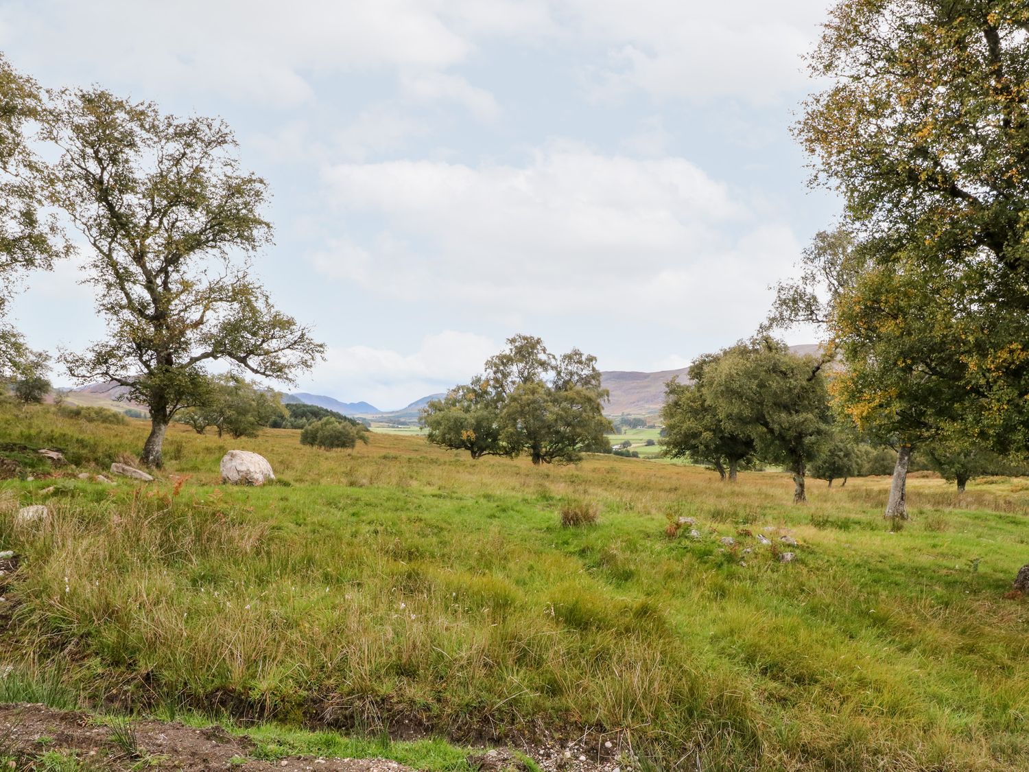 Coraldie is near Newtonmore, Highland. Single-storey shepherd's hut, ideal for a couple. Rural views