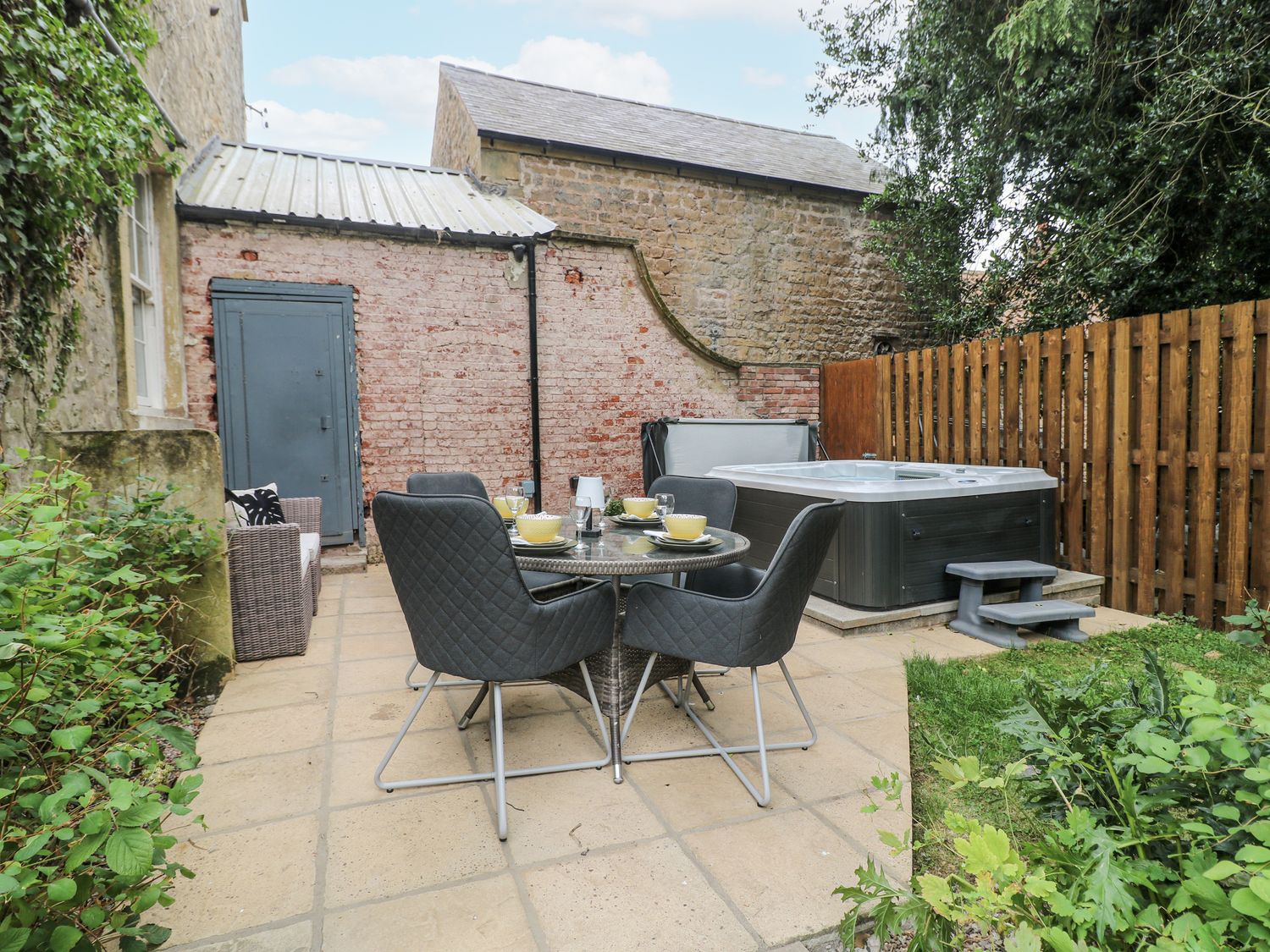 Cotton Mill Cottage, Cuckney, Nottinghamshire, pet-friendly, ground-floor apartment, family-friendly