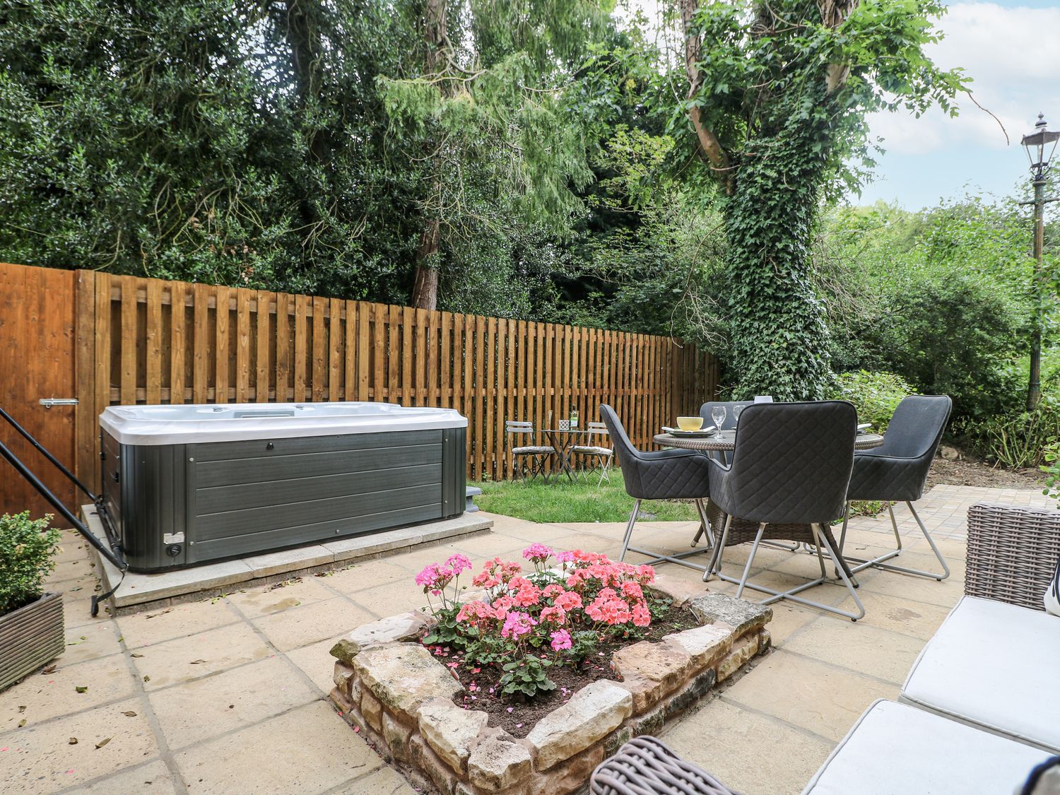 Cotton Mill Cottage, Cuckney, Nottinghamshire, pet-friendly, ground-floor apartment, family-friendly