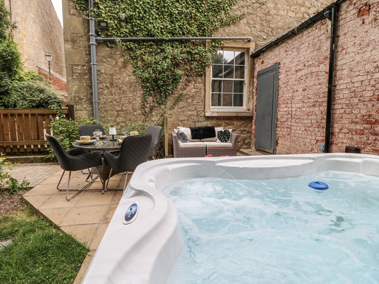 Cotton Mill Cottage, Cuckney, Nottinghamshire, pet-friendly, ground-floor apartment, family-friendly