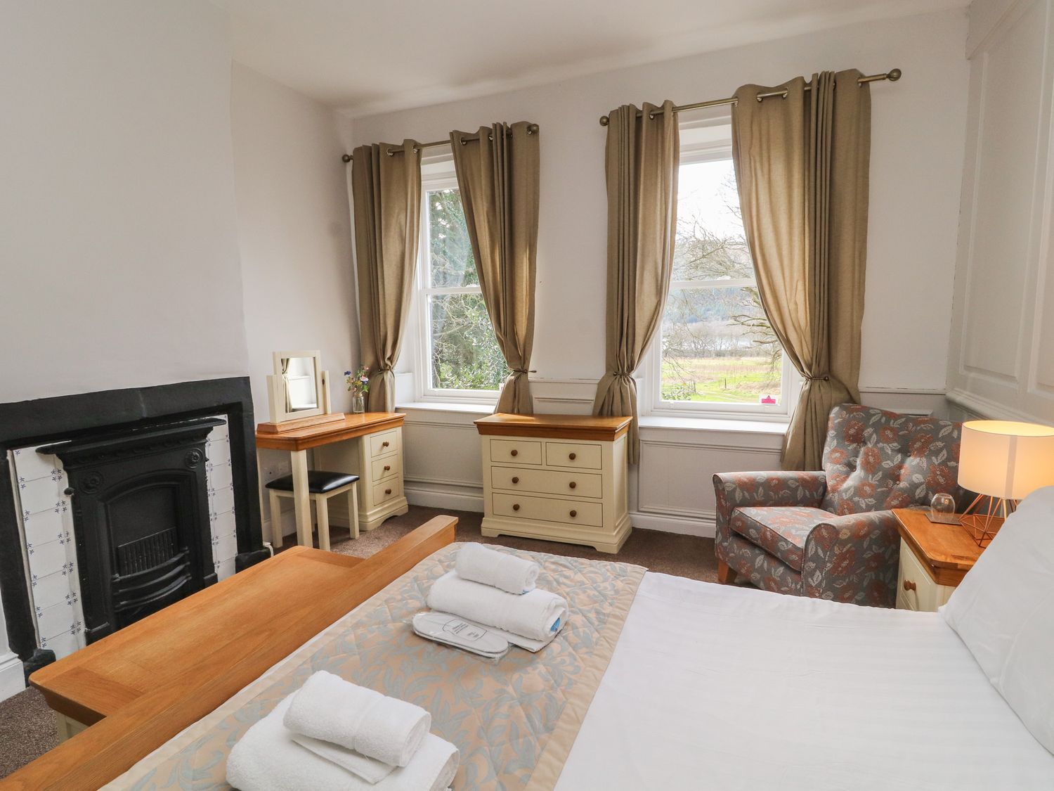 The Dower House, Keswick Cumbria, in national park, woodburning stove, hot tub, barbecue, games room