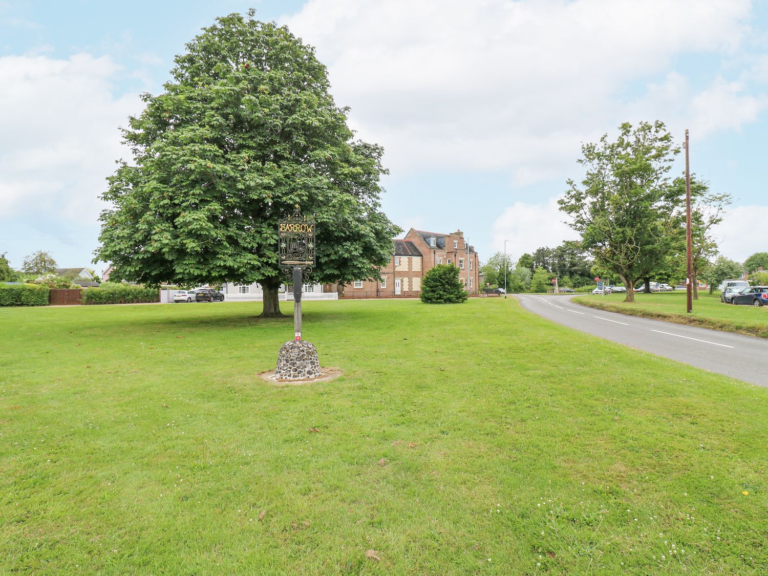 Chestnut Grange, Barrow, Suffolk. Over three storeys. Five bedrooms with en-suites. Private hot tub.