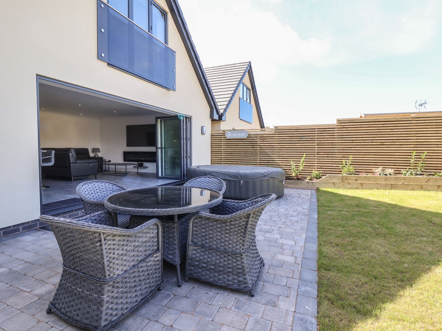 Kerry Cottage, Talacre, Flintshire. Beach nearby, contemporary finish, pet-friendly, 4-beds, hot tub