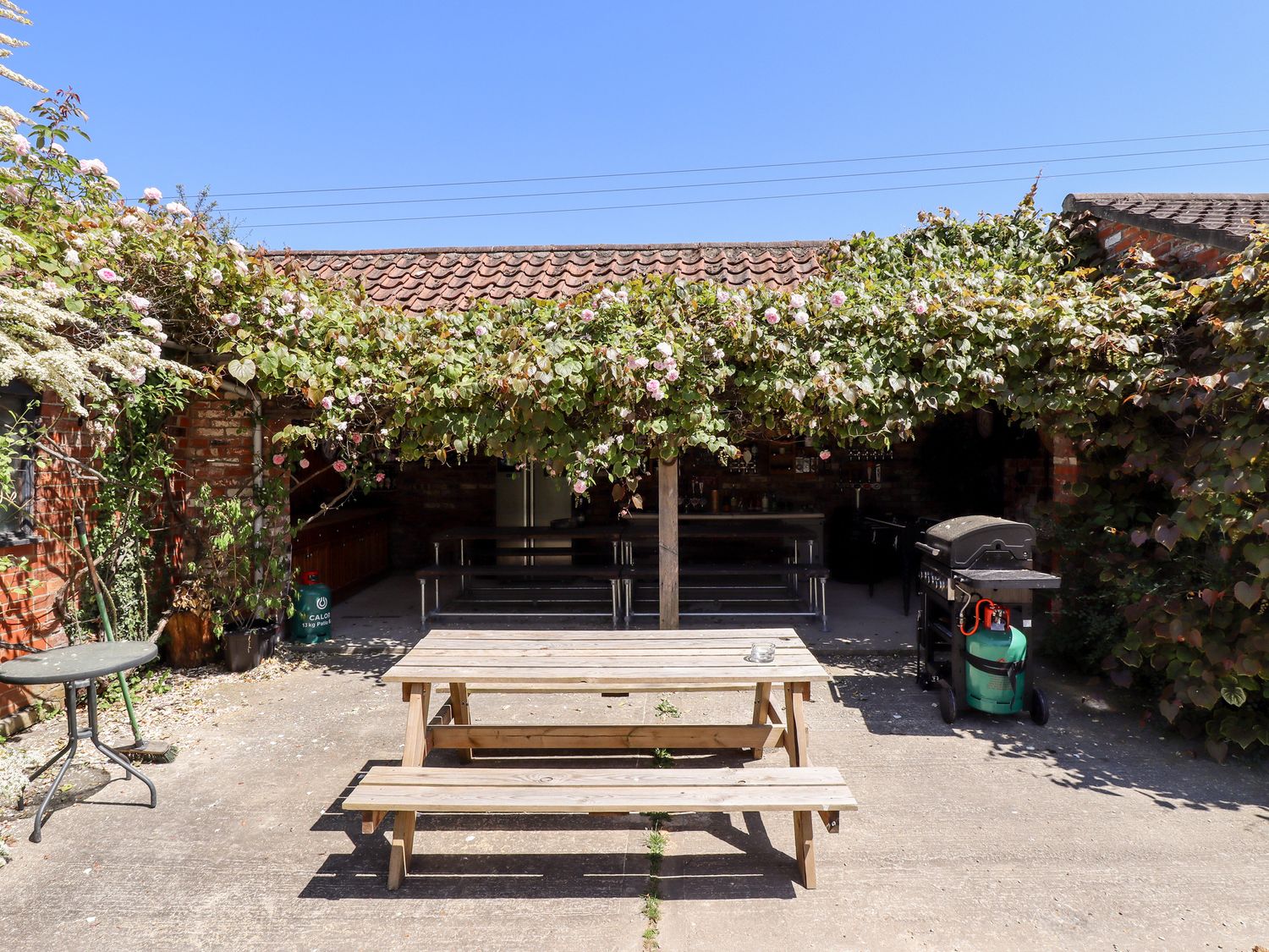 Holly Cottage, Wickenby near Wragby, Lincolnshire. 5 bedrooms. Child-friendly. Pet-friendly. Hot tub