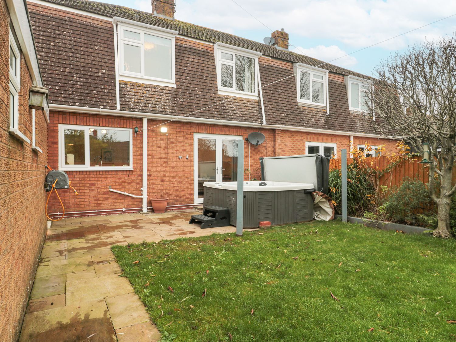 24 Severn Road, Portishead, Somerset. Enclosed patio garden with furniture and hot tub. TV and WiFi.