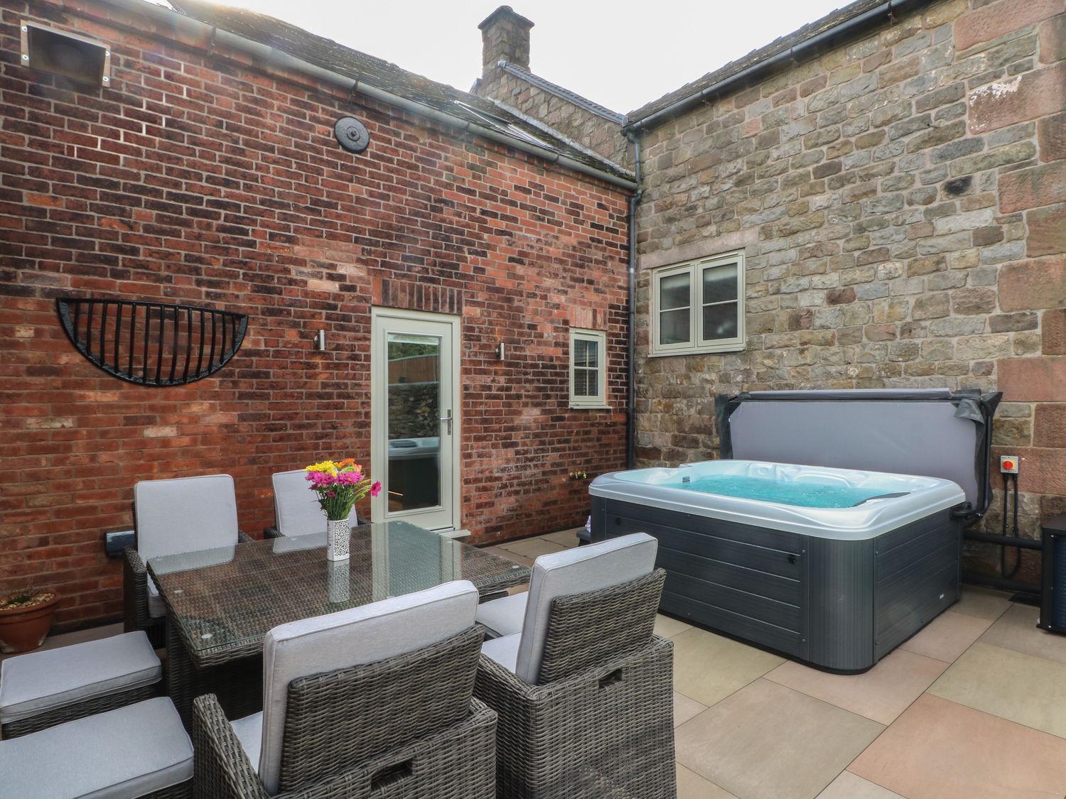 Small Lane Barn, Endon. Sleeps 8. Woodburning stove. Hot tub. Family-friendly. Open-plan. Parking. 