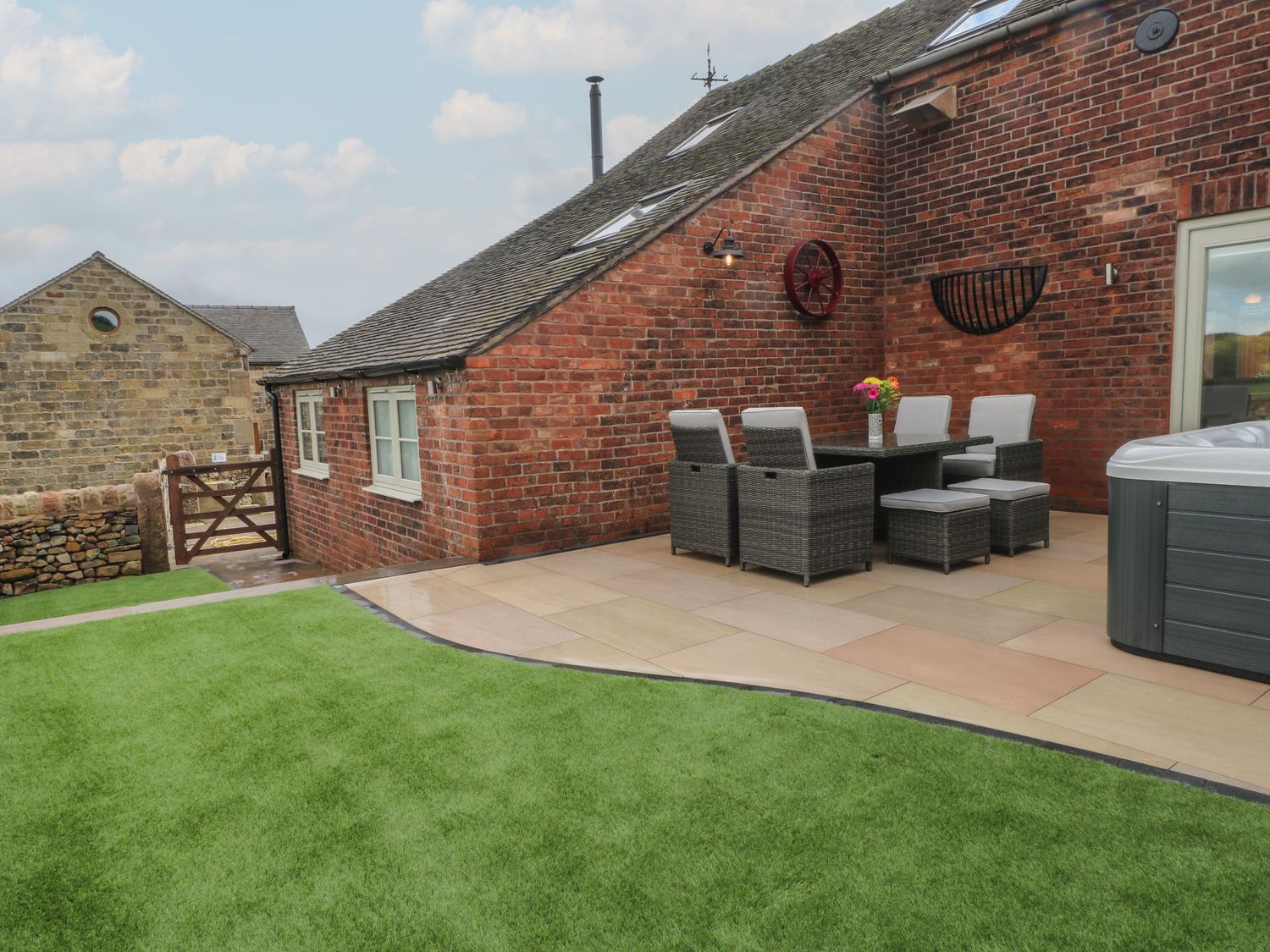 Small Lane Barn, Endon. Sleeps 8. Woodburning stove. Hot tub. Family-friendly. Open-plan. Parking. 