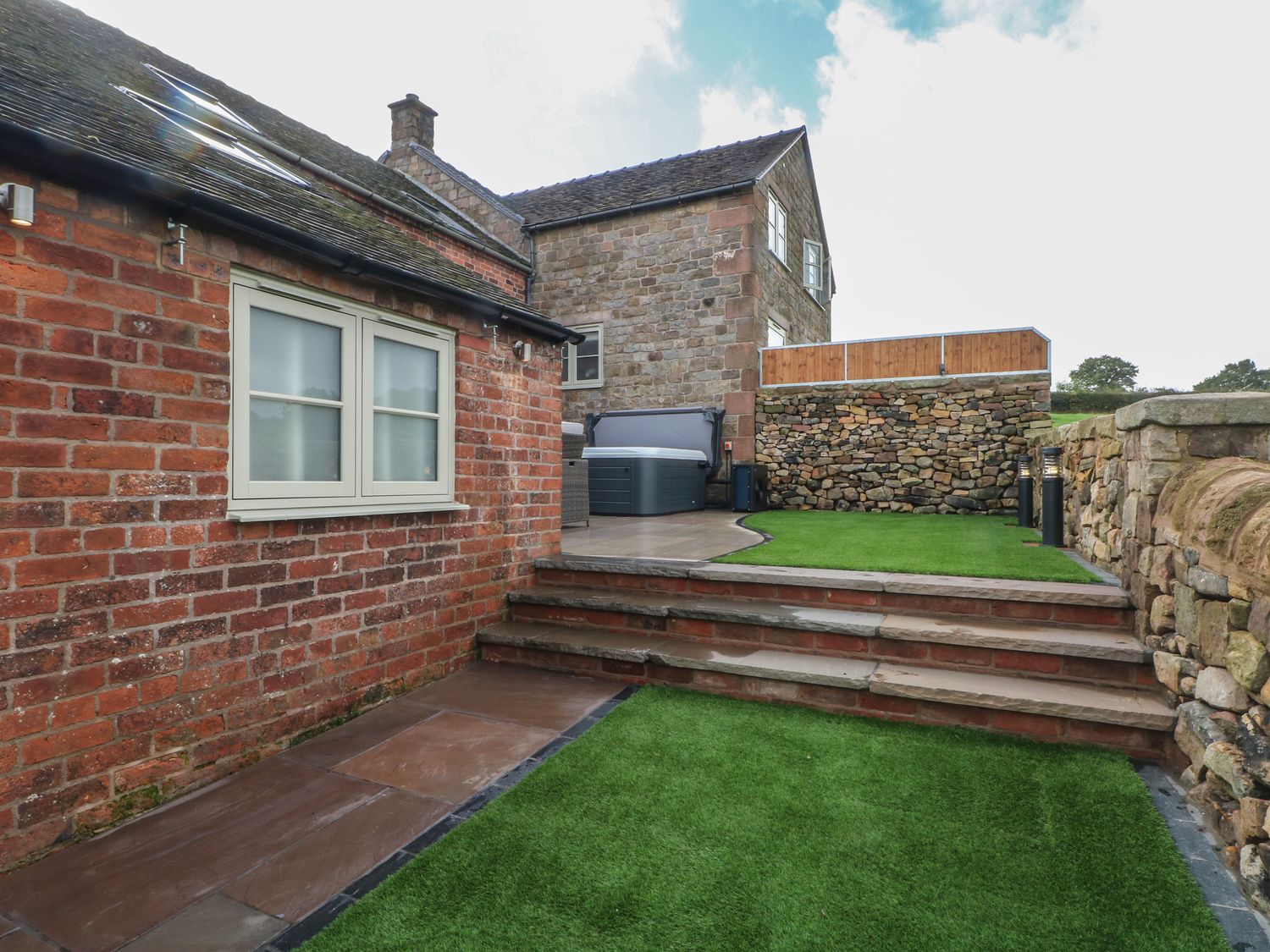 Small Lane Barn, Endon. Sleeps 8. Woodburning stove. Hot tub. Family-friendly. Open-plan. Parking. 