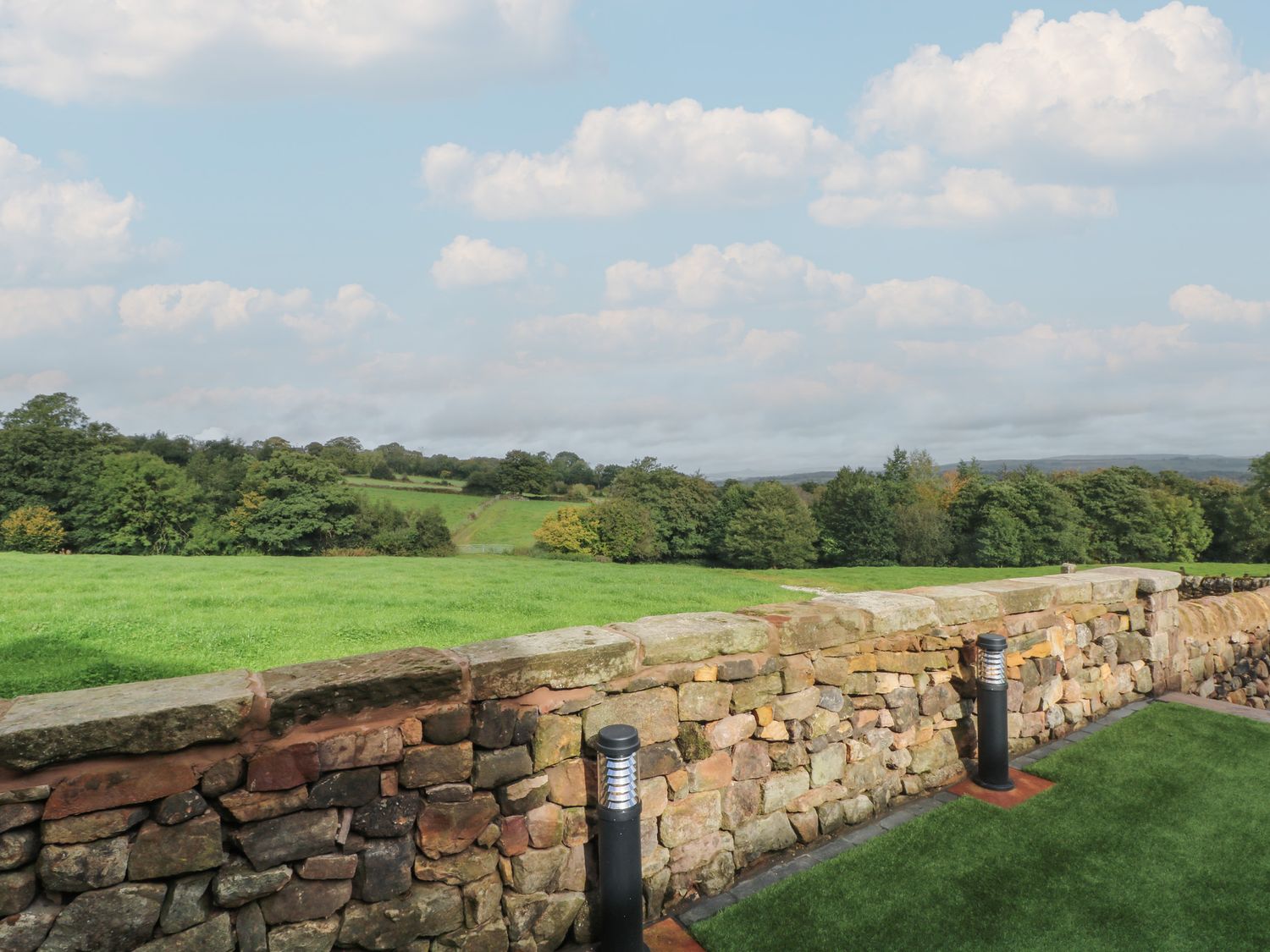 Small Lane Barn, Endon. Sleeps 8. Woodburning stove. Hot tub. Family-friendly. Open-plan. Parking. 