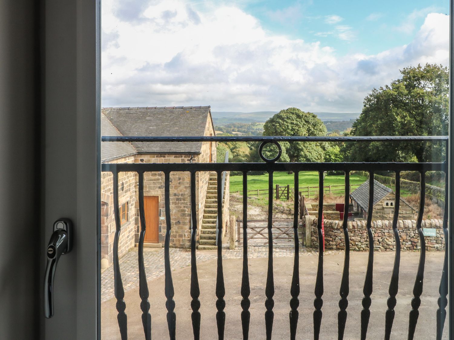 Small Lane Barn, Endon. Sleeps 8. Woodburning stove. Hot tub. Family-friendly. Open-plan. Parking. 