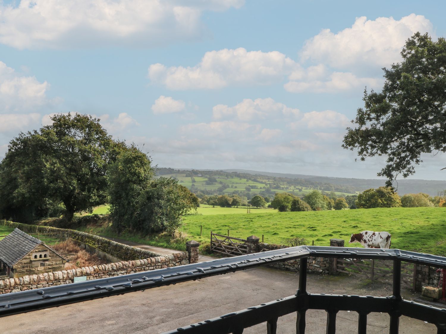 Small Lane Barn, Endon. Sleeps 8. Woodburning stove. Hot tub. Family-friendly. Open-plan. Parking. 