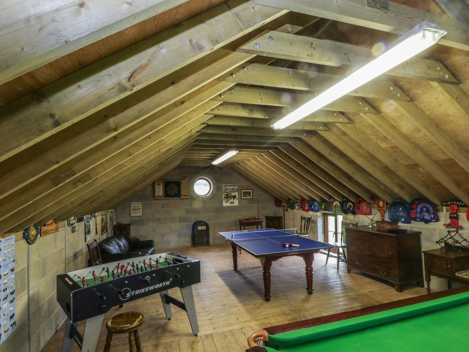 Small Lane Barn, Endon. Sleeps 8. Woodburning stove. Hot tub. Family-friendly. Open-plan. Parking. 