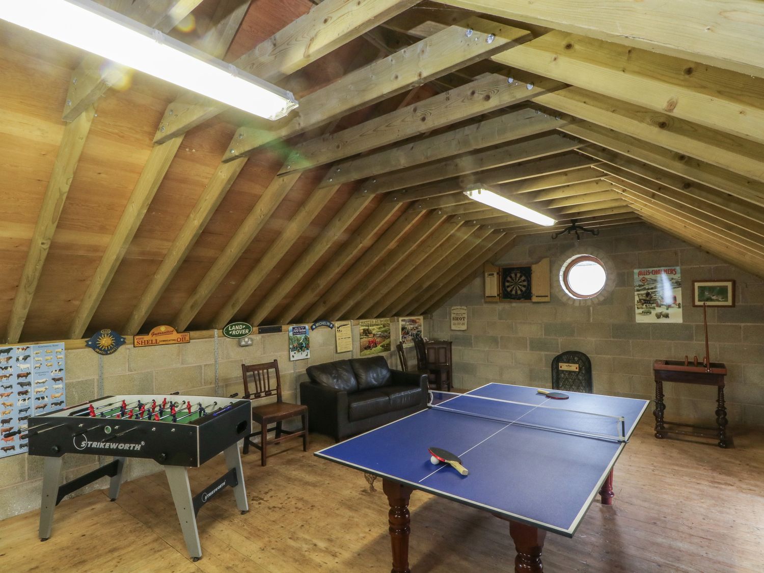 Small Lane Barn, Endon. Sleeps 8. Woodburning stove. Hot tub. Family-friendly. Open-plan. Parking. 