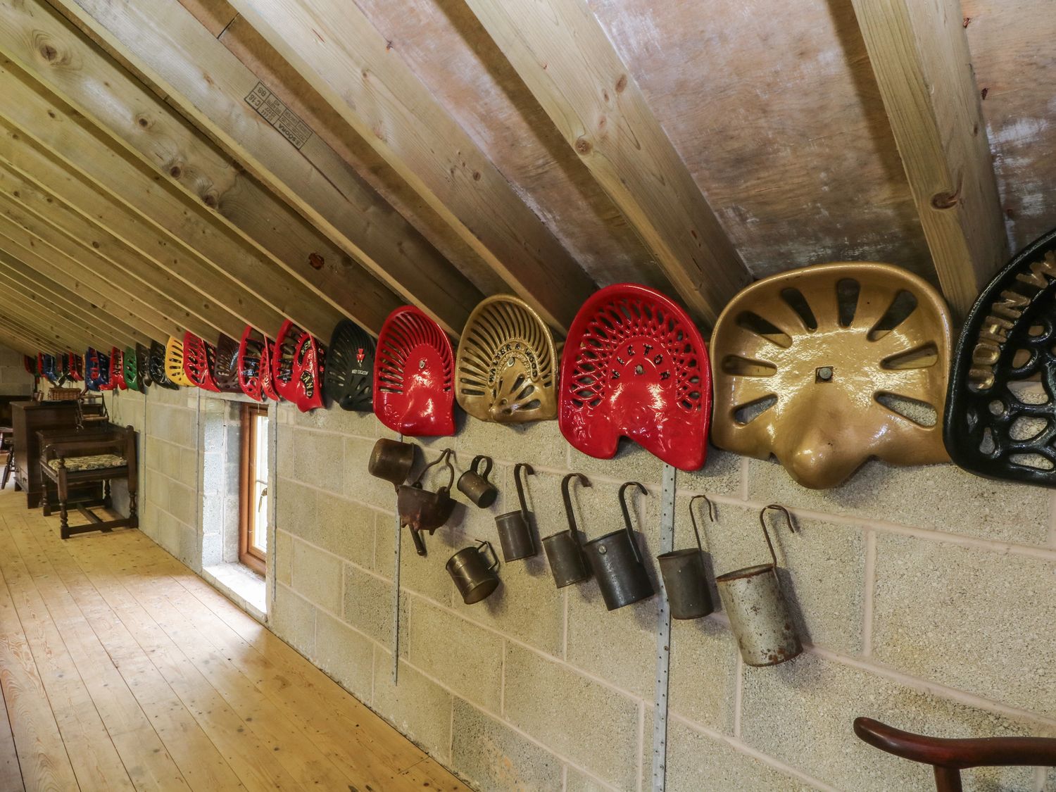 Small Lane Barn, Endon. Sleeps 8. Woodburning stove. Hot tub. Family-friendly. Open-plan. Parking. 