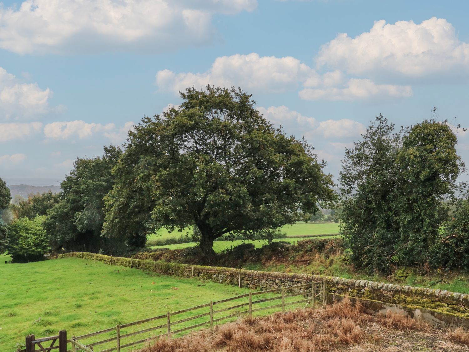 Small Lane Barn, Endon. Sleeps 8. Woodburning stove. Hot tub. Family-friendly. Open-plan. Parking. 