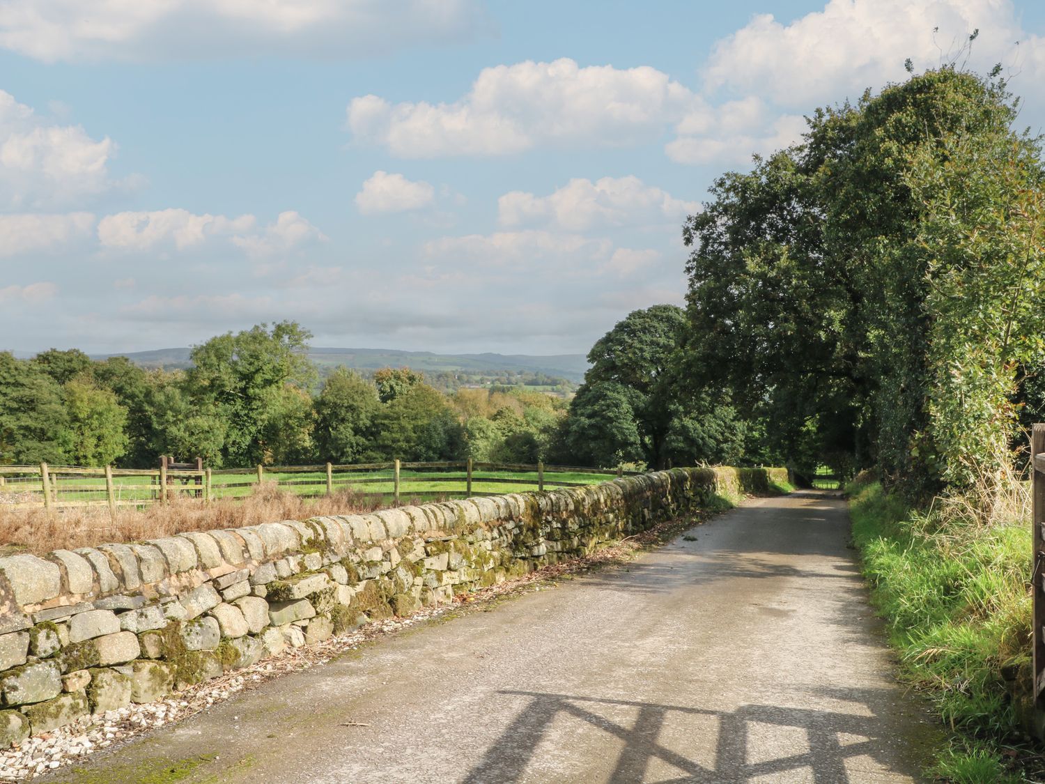 Small Lane Barn, Endon. Sleeps 8. Woodburning stove. Hot tub. Family-friendly. Open-plan. Parking. 