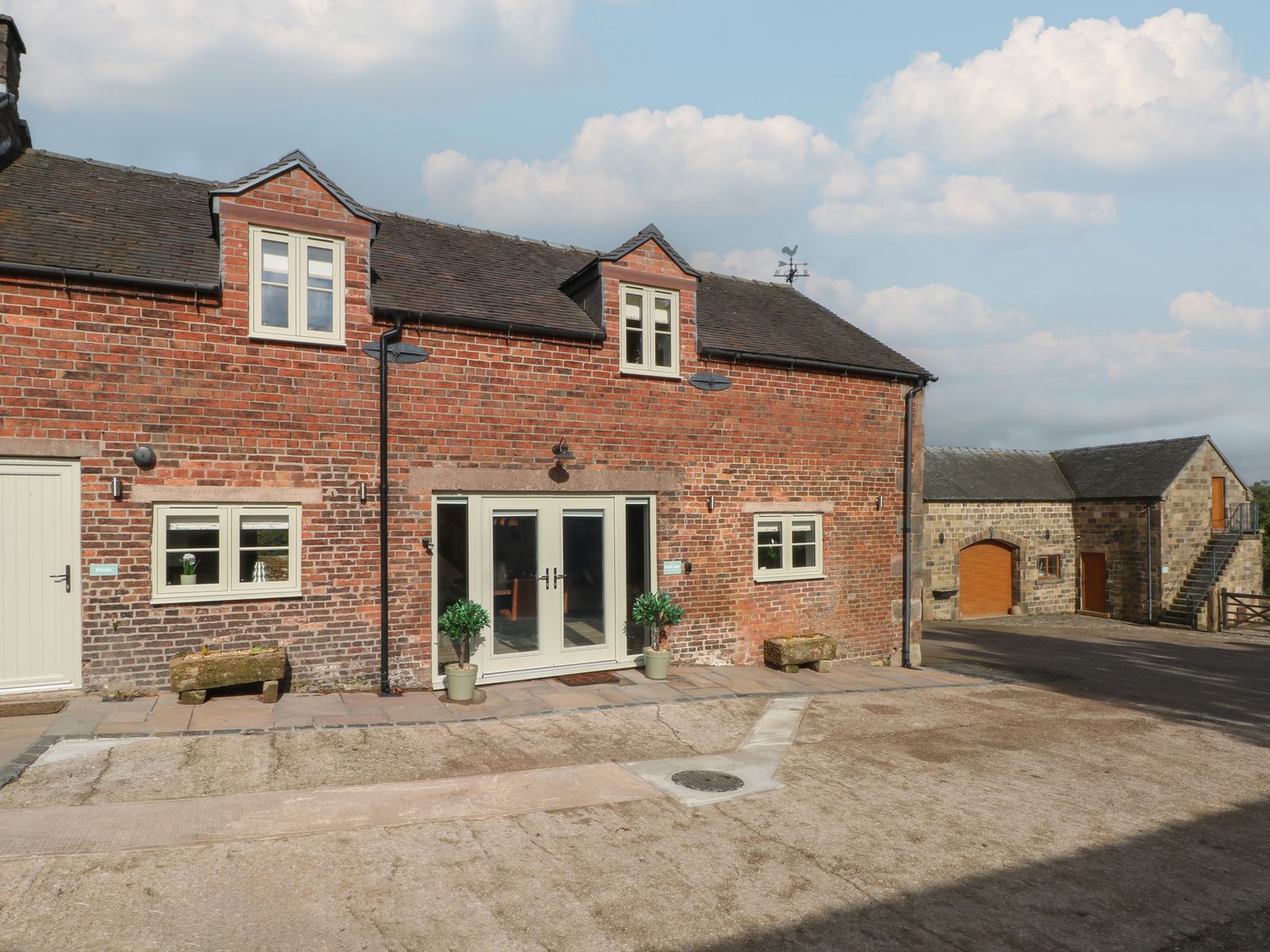 Small Lane Barn, Endon. Sleeps 8. Woodburning stove. Hot tub. Family-friendly. Open-plan. Parking. 