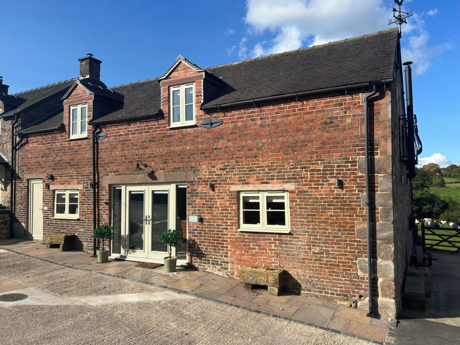 Small Lane Barn, Endon. Sleeps 8. Woodburning stove. Hot tub. Family-friendly. Open-plan. Parking. 