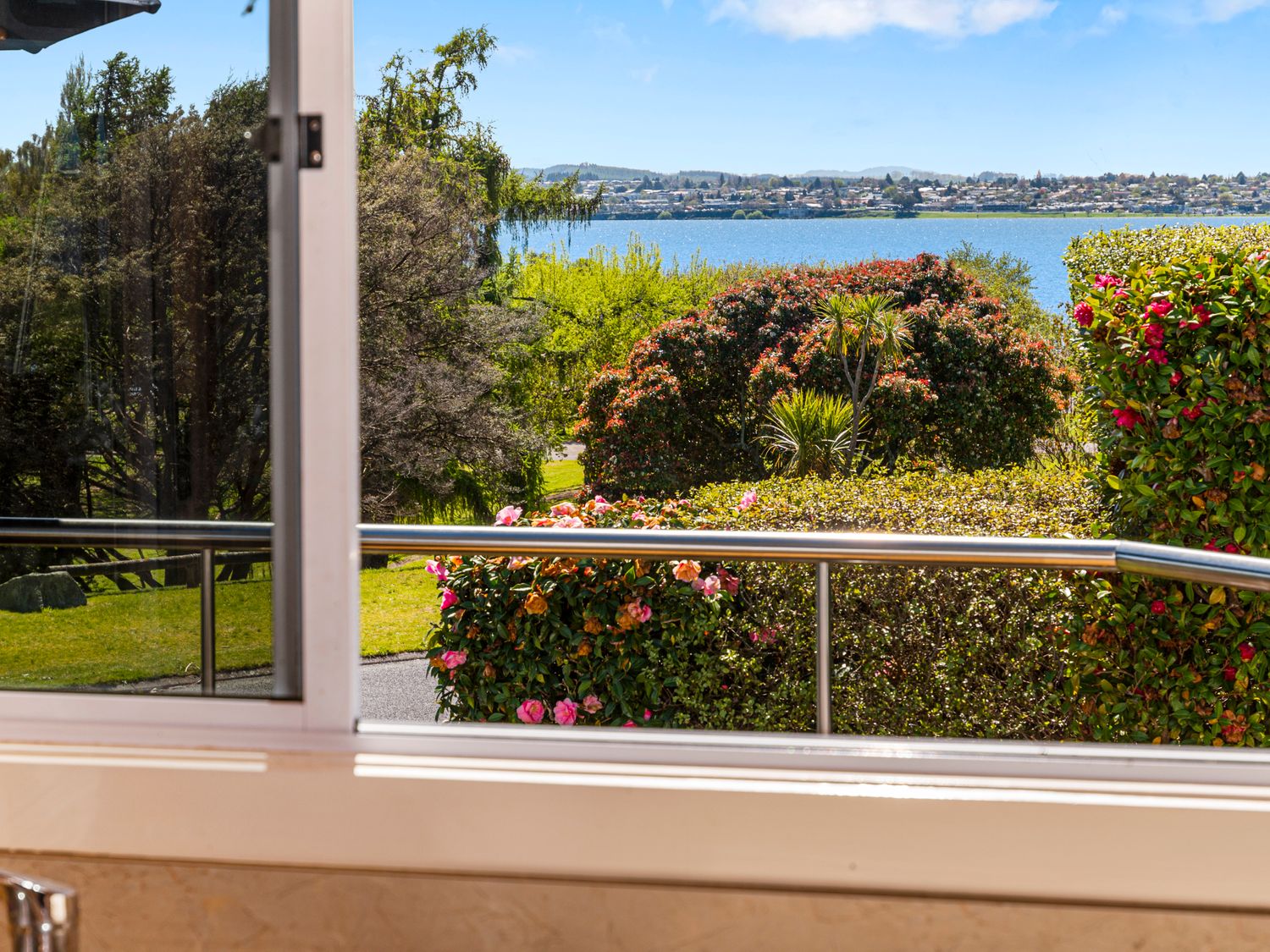 Barne the Bentley - Taupo Holiday Home                     photo 2