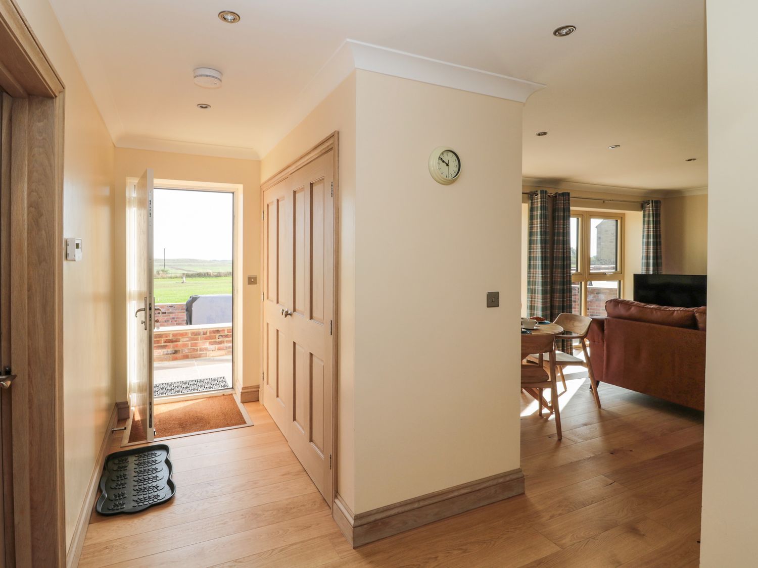 Byre Cottage in Embleton, Northumberland. Single-storey. Child-friendly. Spacious patio with hot tub