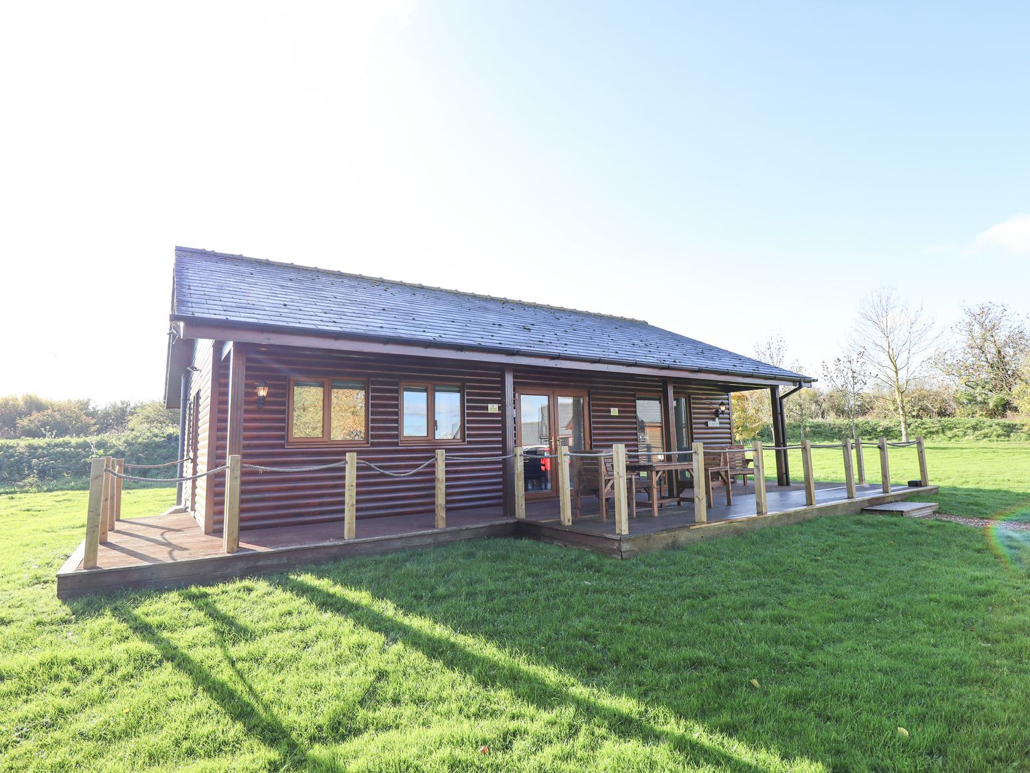 Lodge 2, is nr South Hykeham, Lincolnshire. Pet-friendly lodge with hot tub. Near amenities. Family.