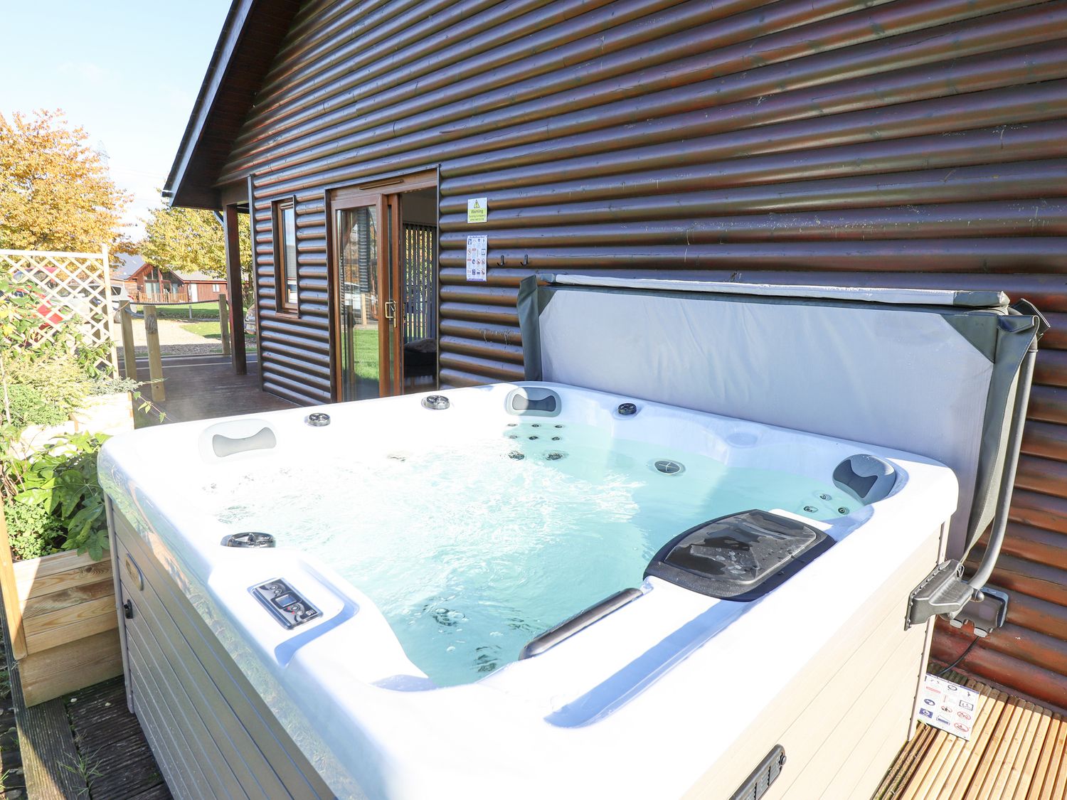 Lodge 2, is nr South Hykeham, Lincolnshire. Pet-friendly lodge with hot tub. Near amenities. Family.