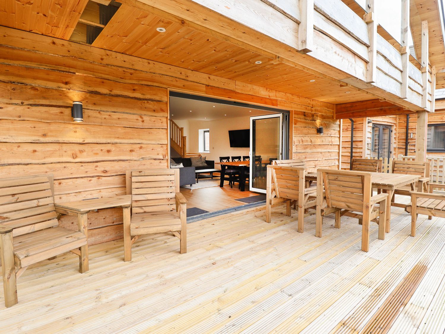 Lodge 21, South Hykeham, Lincolnshire, decking area with hot tub, lakeside views, off-road parking.