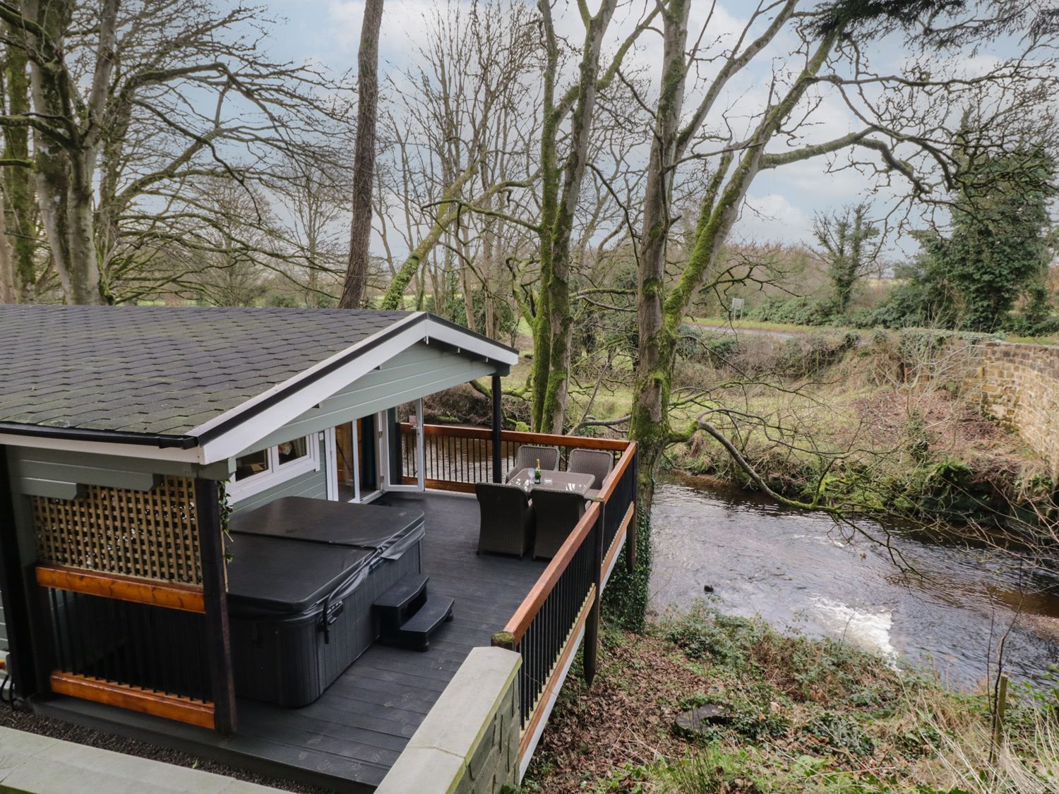 Buttermilk Lodge in Dungiven, Londonderry. Single-storey. Balcony. River views. Studio-style. Rural.