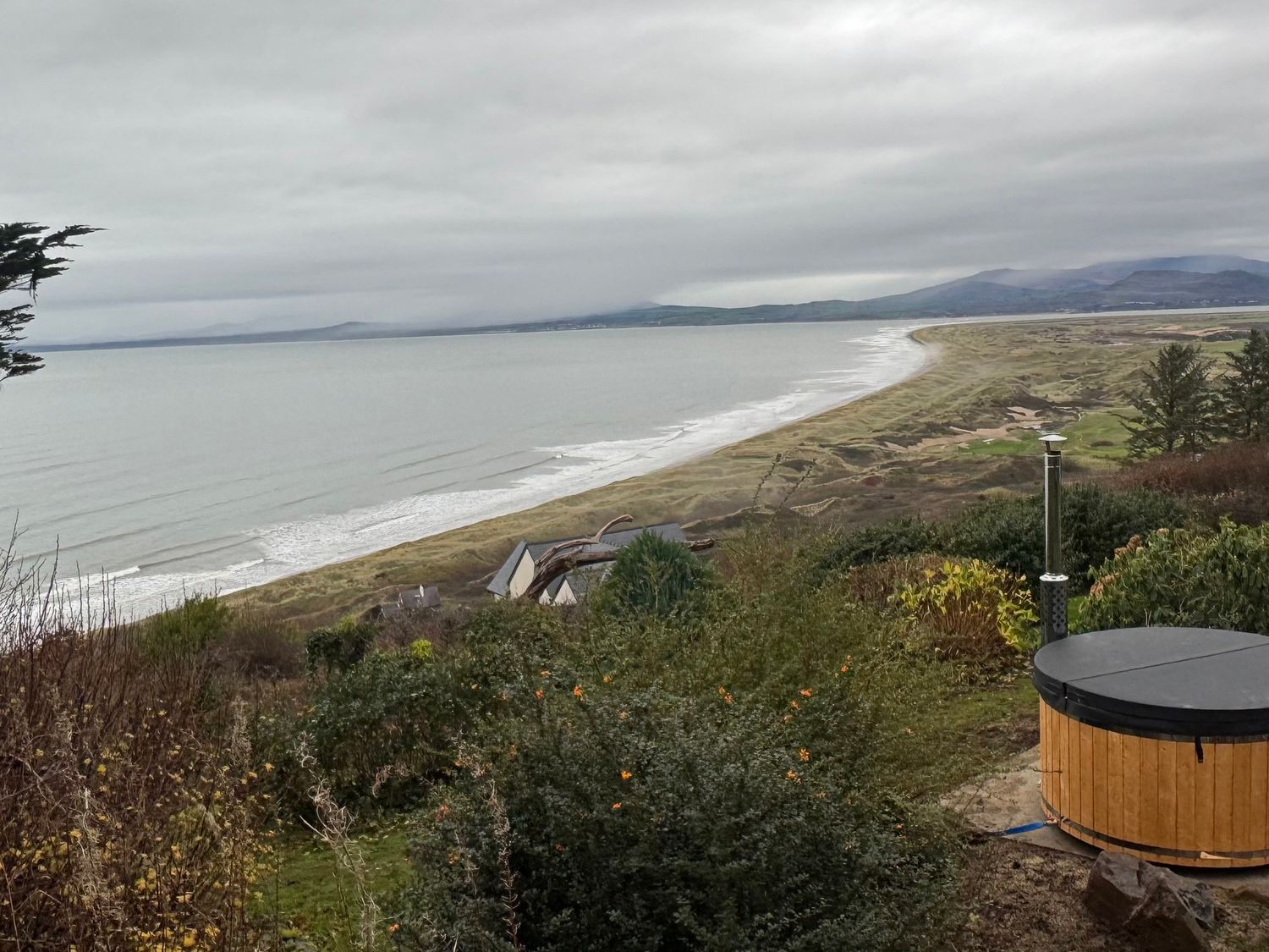 Sibrwd Y Mor in Harlech, Wales, in a National Park, off-road parking, enclosed garden, summer house.