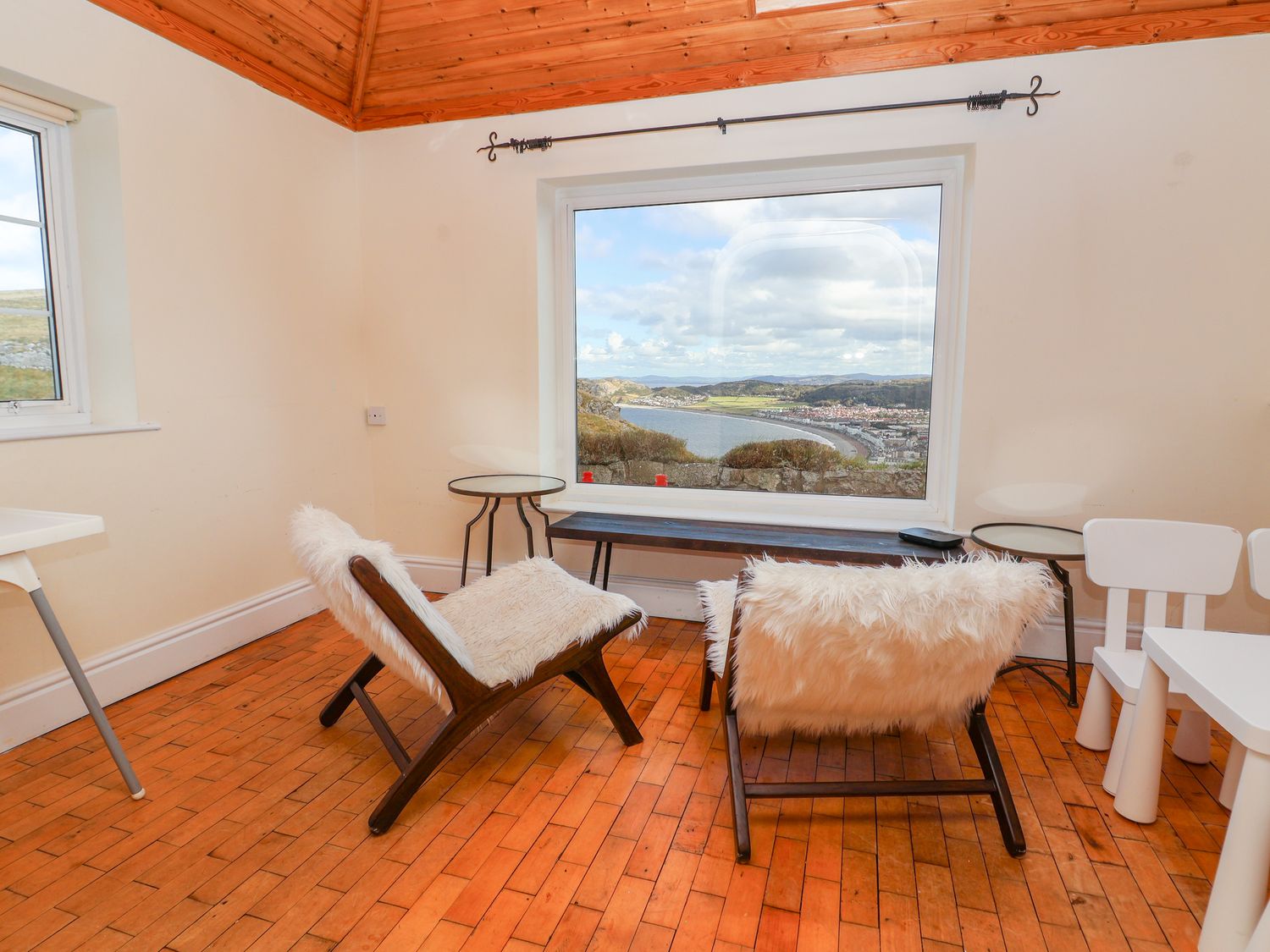 Orme Villa in Llandudno, Conwy. Stunning views over Llandudno Bay, and prime position on Great Orme.