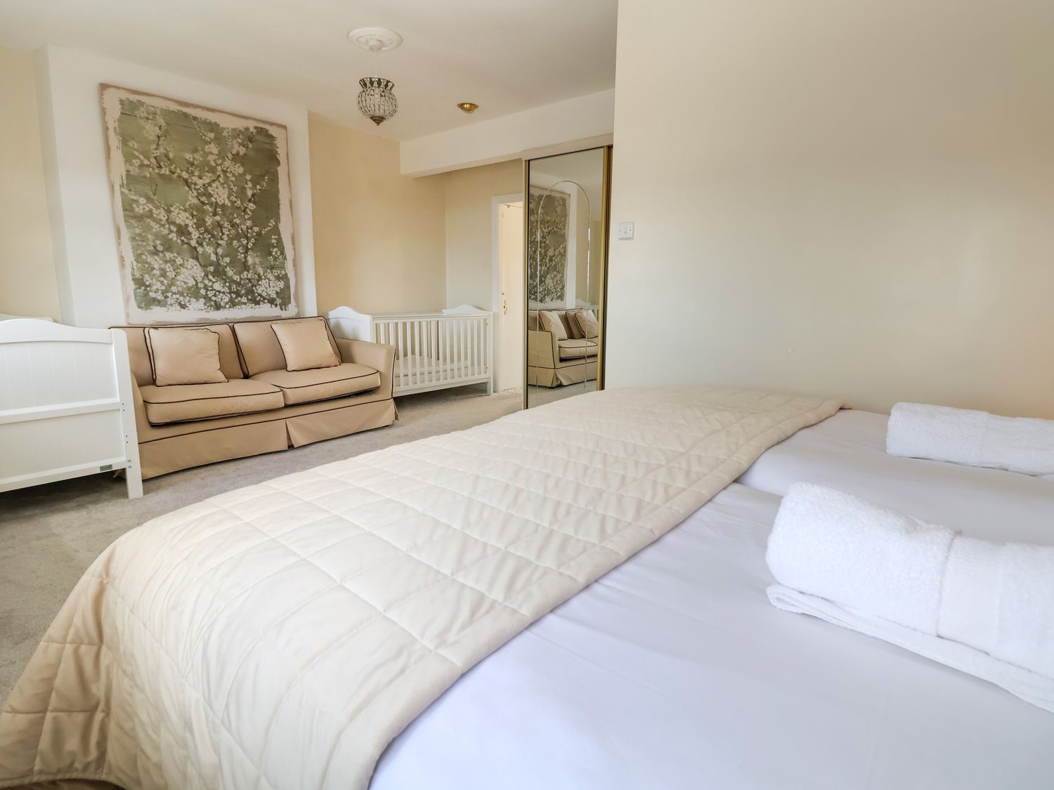 Orme Villa in Llandudno, Conwy. Stunning views over Llandudno Bay, and prime position on Great Orme.