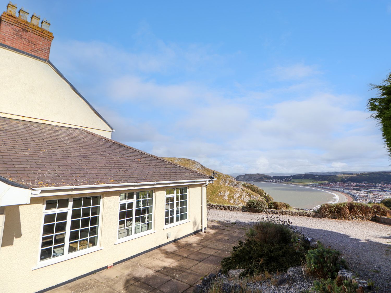 Orme Villa in Llandudno, Conwy. Stunning views over Llandudno Bay, and prime position on Great Orme.