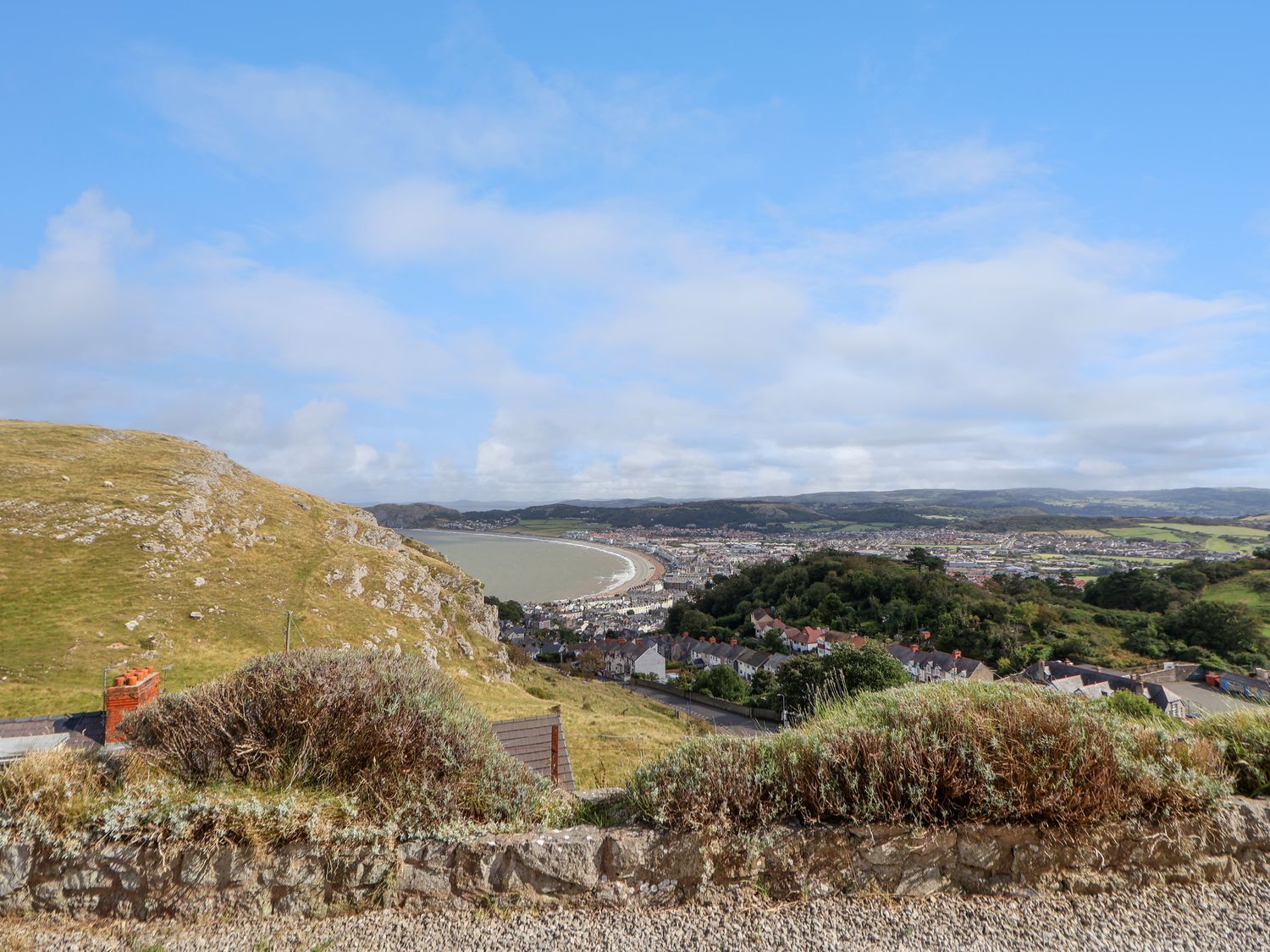 Orme Villa in Llandudno, Conwy. Stunning views over Llandudno Bay, and prime position on Great Orme.